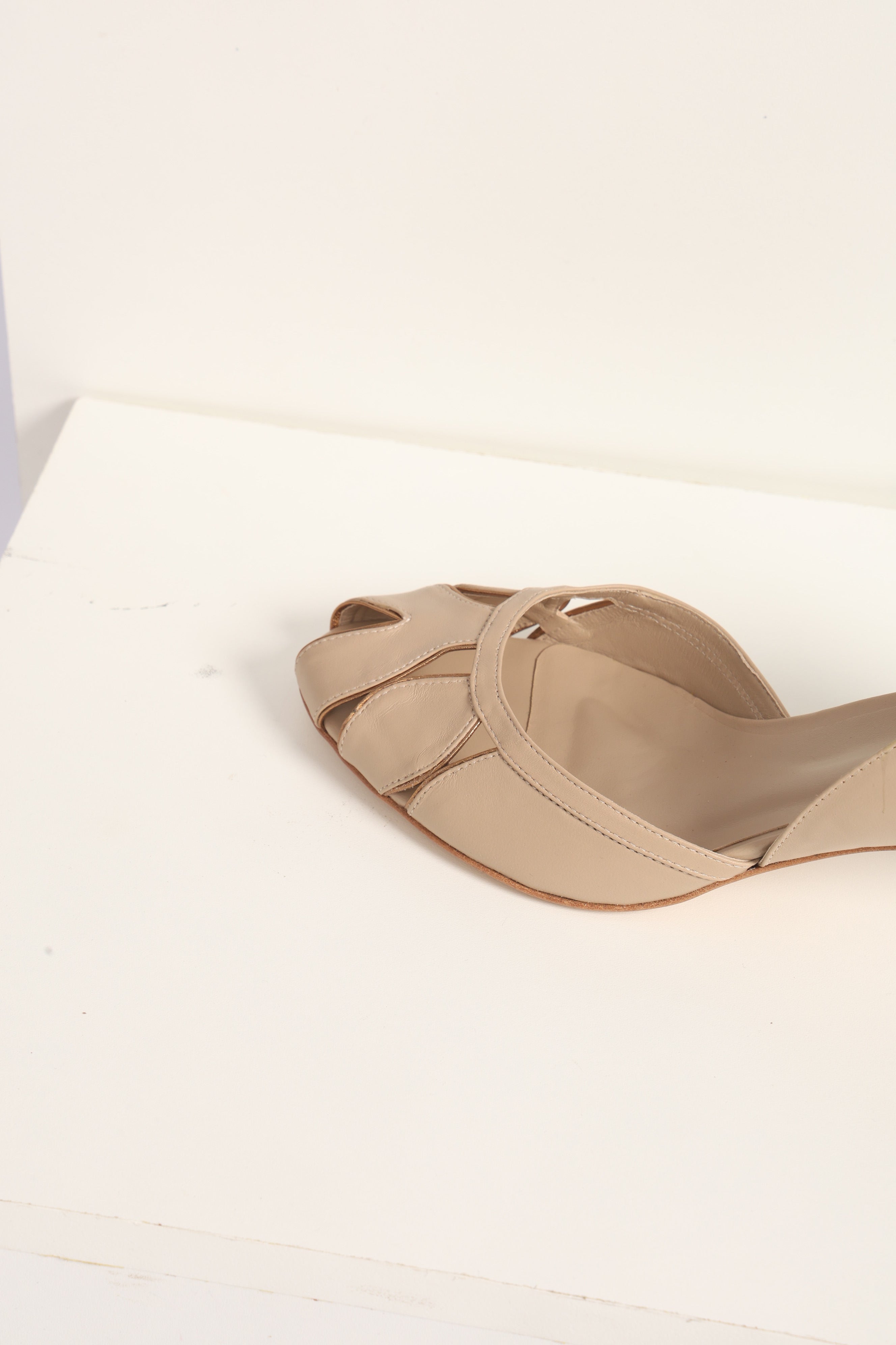 Sapato Nanda Salto Fino Nude Centeio c/ Ouro Velho