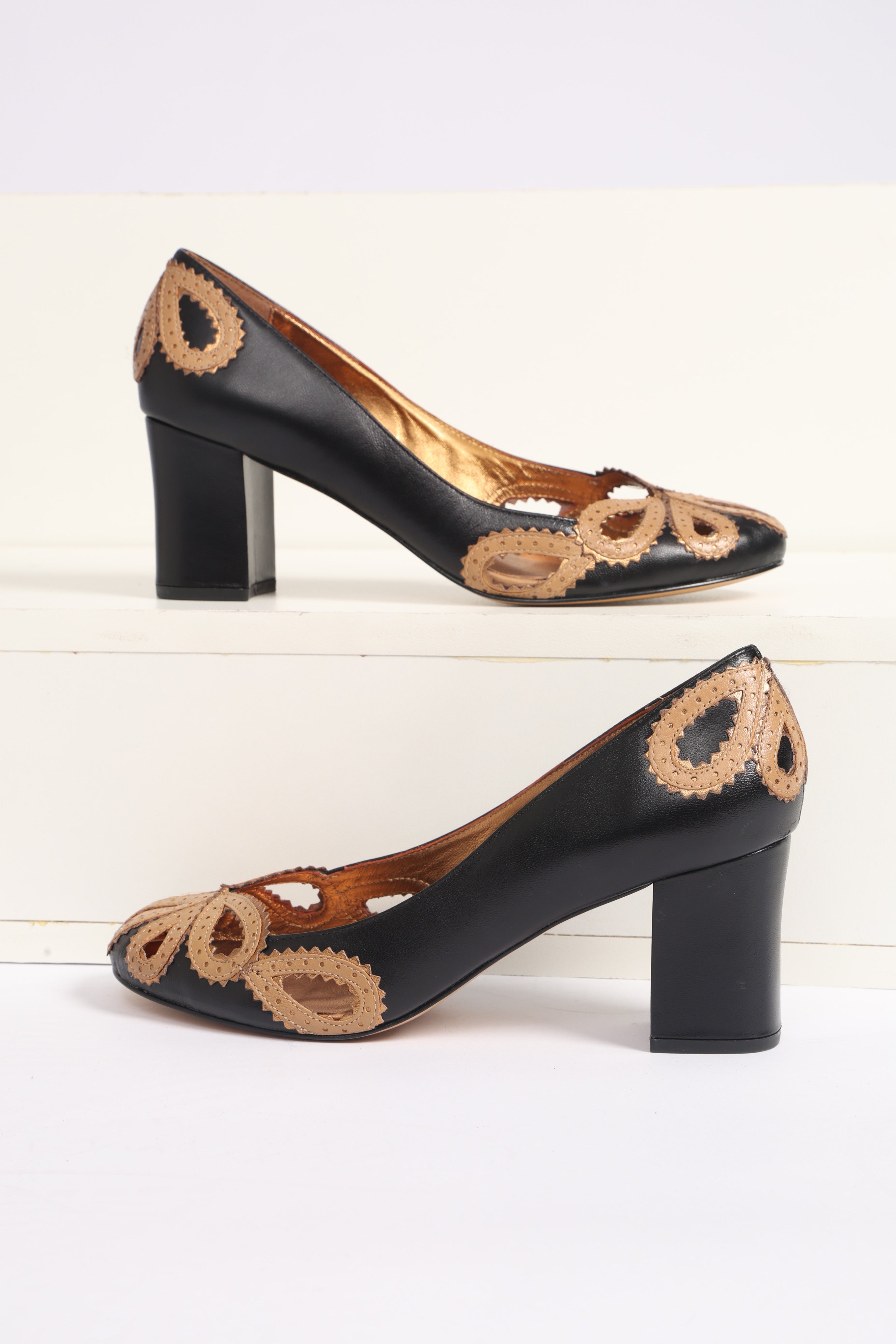 Scarpin Bárbara — Couro Pelica Preto com Detalhes Caramelo