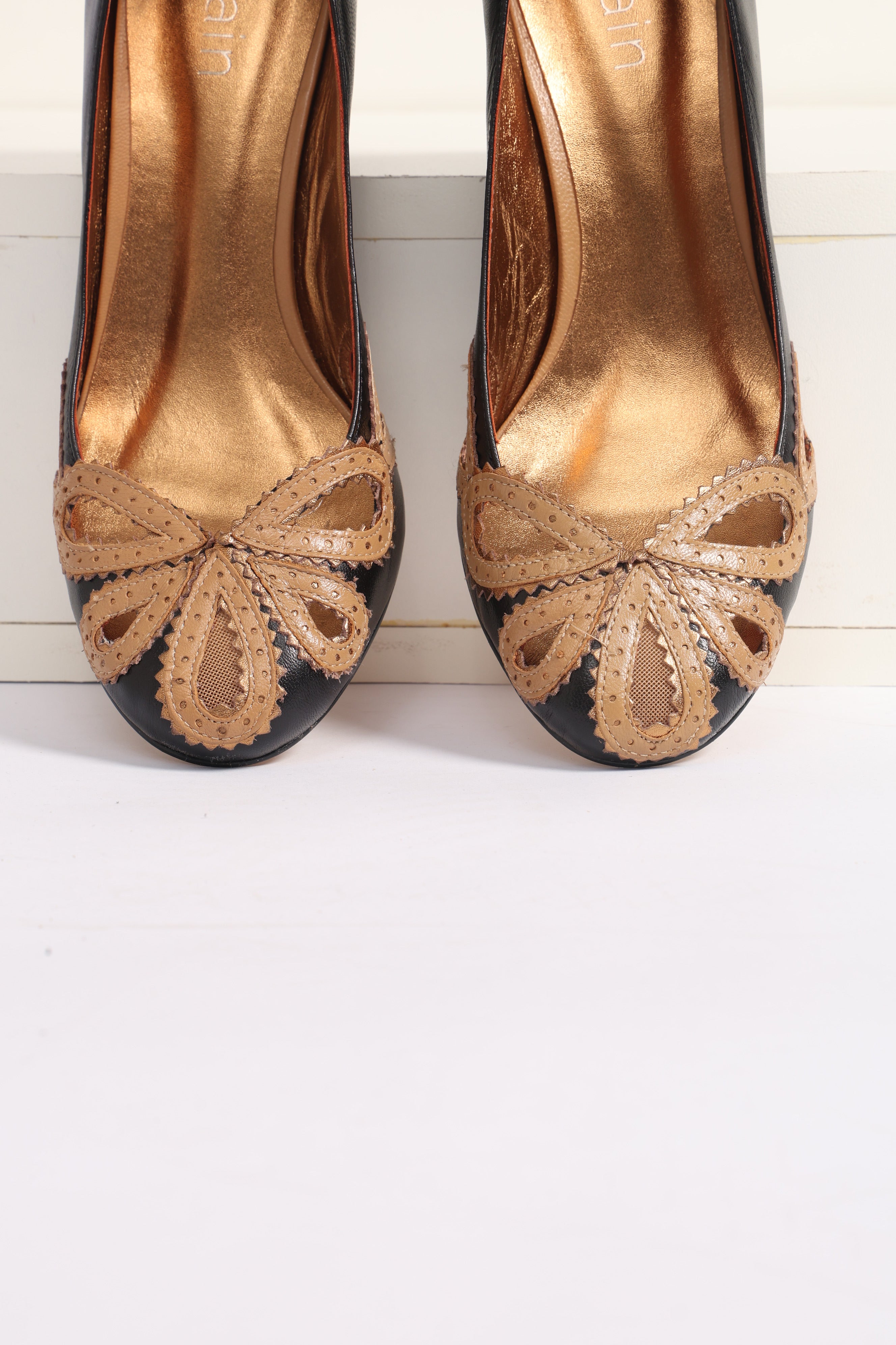 Scarpin Bárbara — Couro Pelica Preto com Detalhes Caramelo