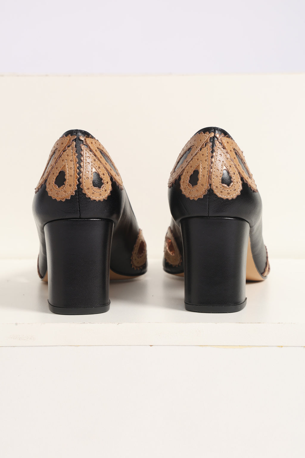 Scarpin Bárbara — Couro Pelica Preto com Detalhes Caramelo