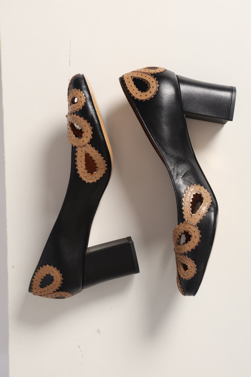 Scarpin Bárbara — Couro Pelica Preto com Detalhes Caramelo