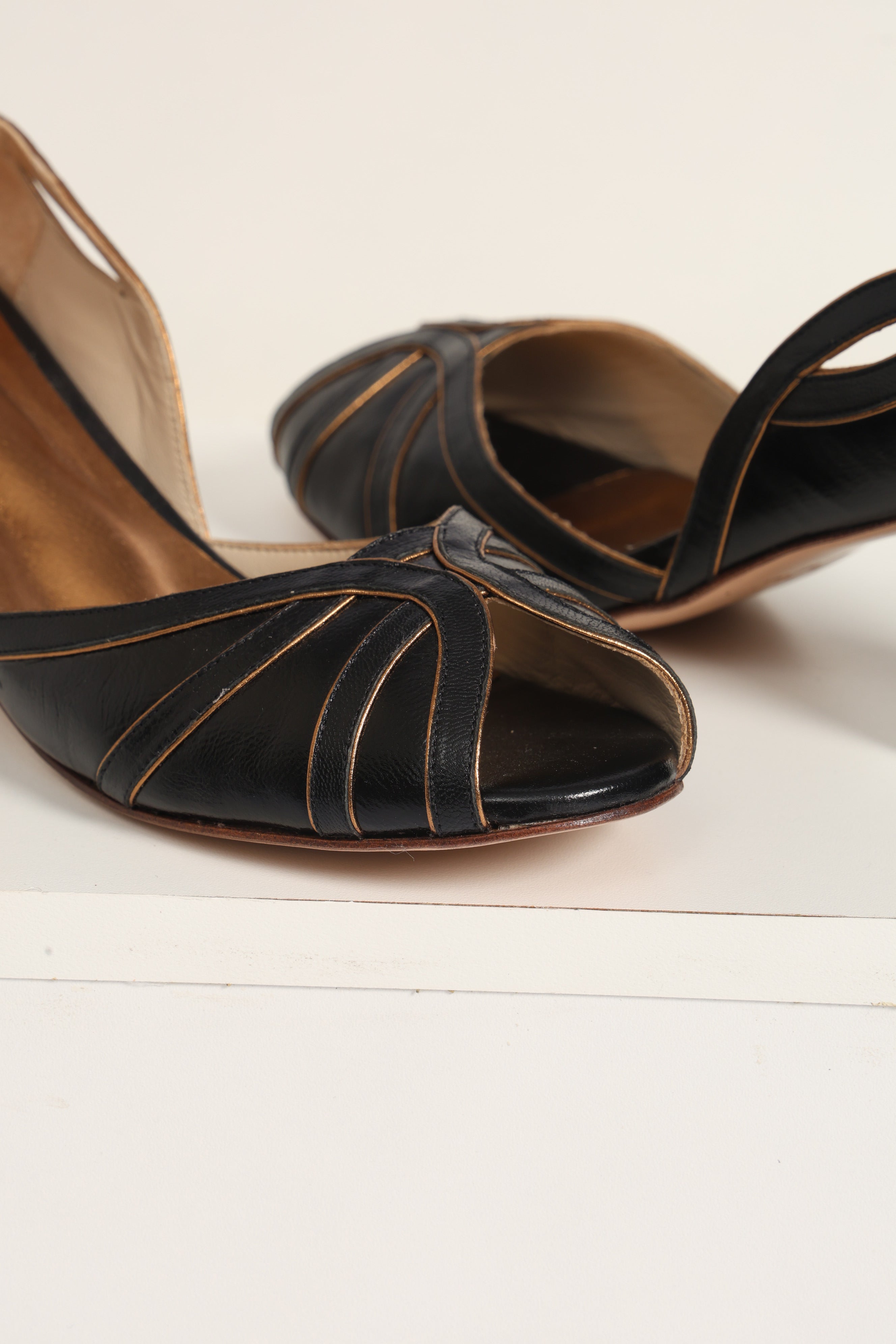 Peep Toe Wal Preto c/ Ouro Velho