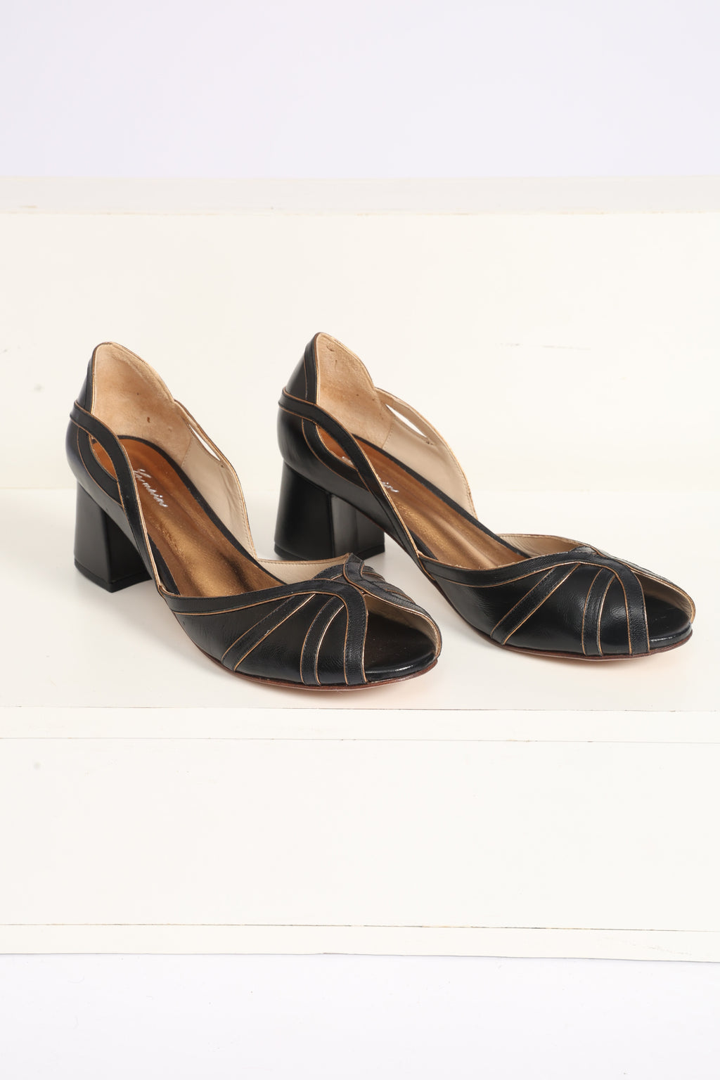 Peep Toe Wal Preto c/ Ouro Velho
