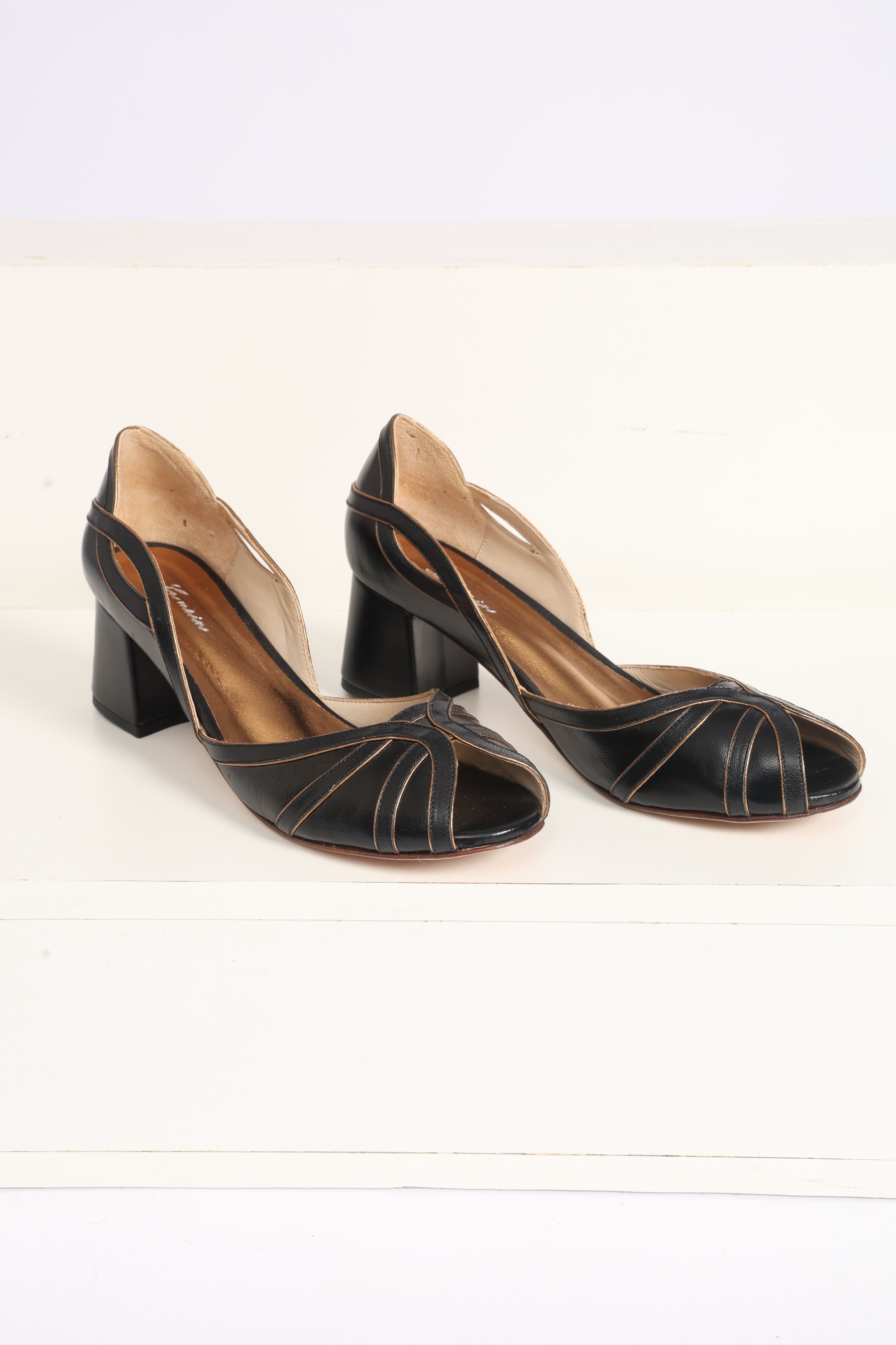 Peep Toe Wal Preto c/ Ouro Velho