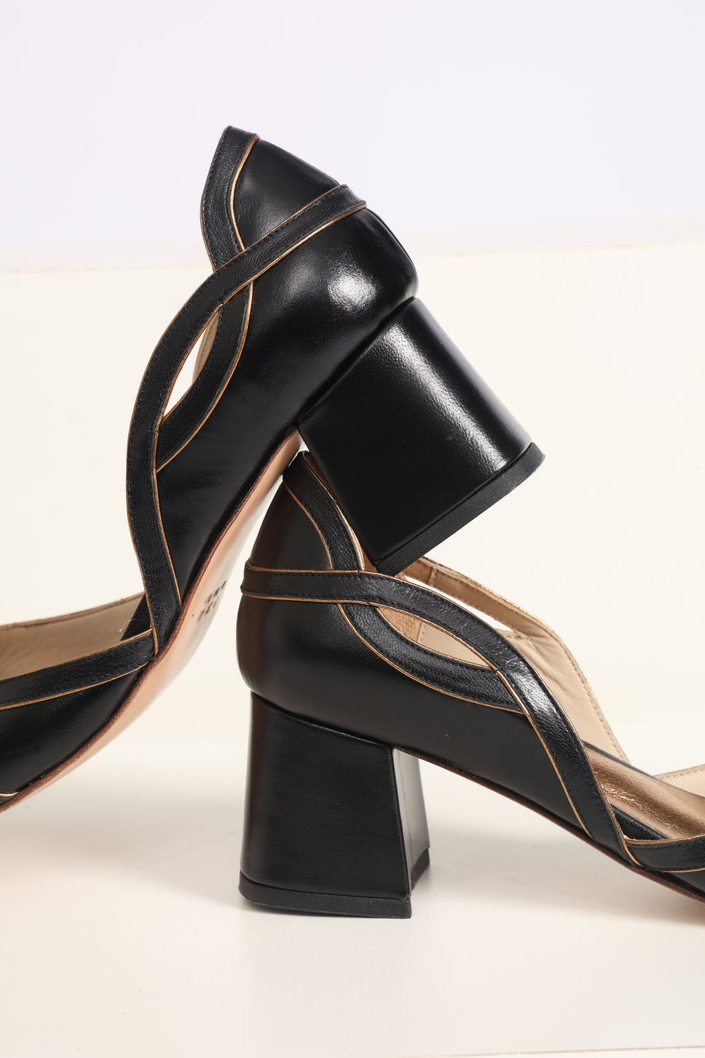 Peep Toe Wal Preto c/ Ouro Velho