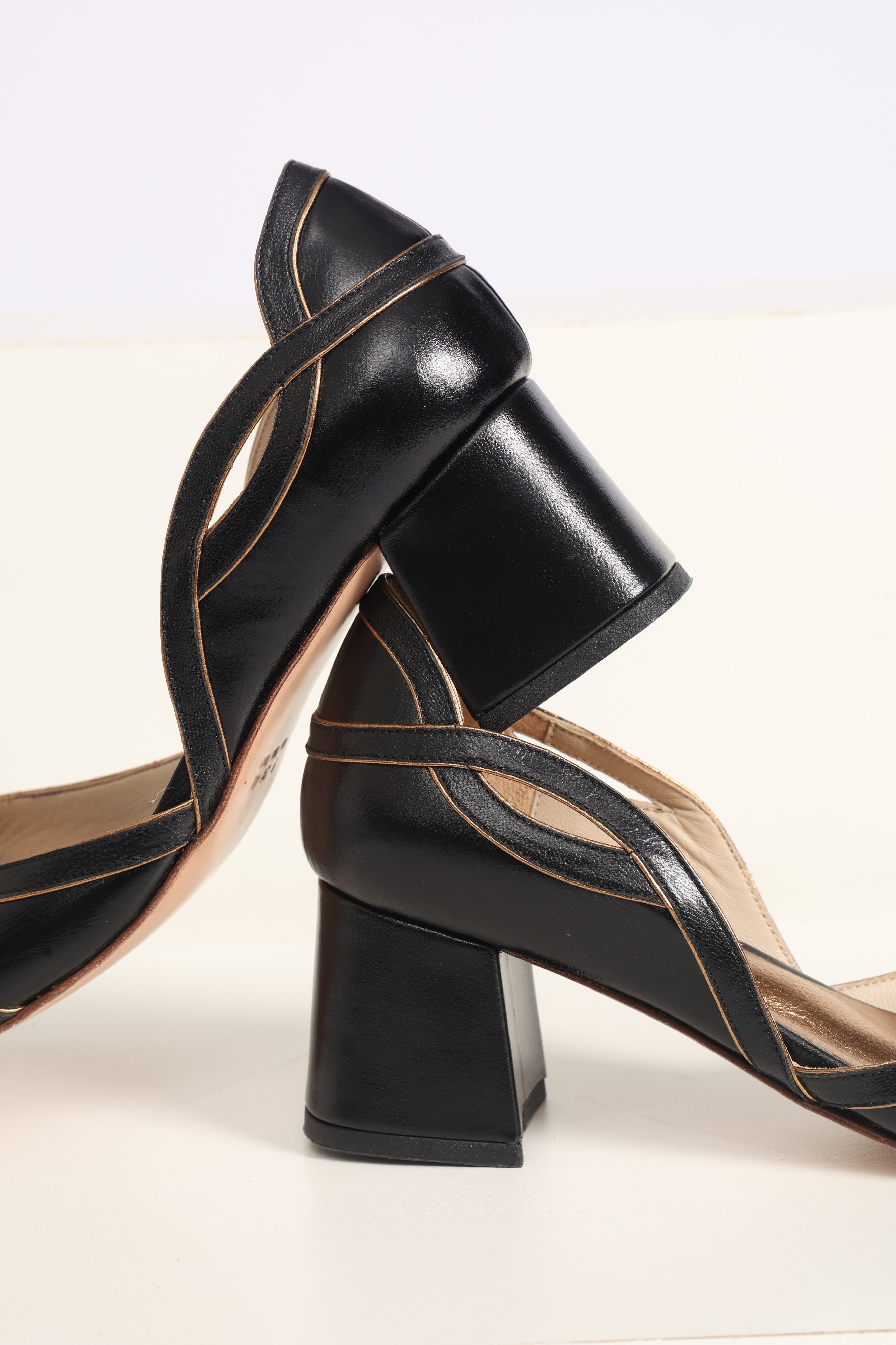 Peep Toe Wal Preto c/ Ouro Velho