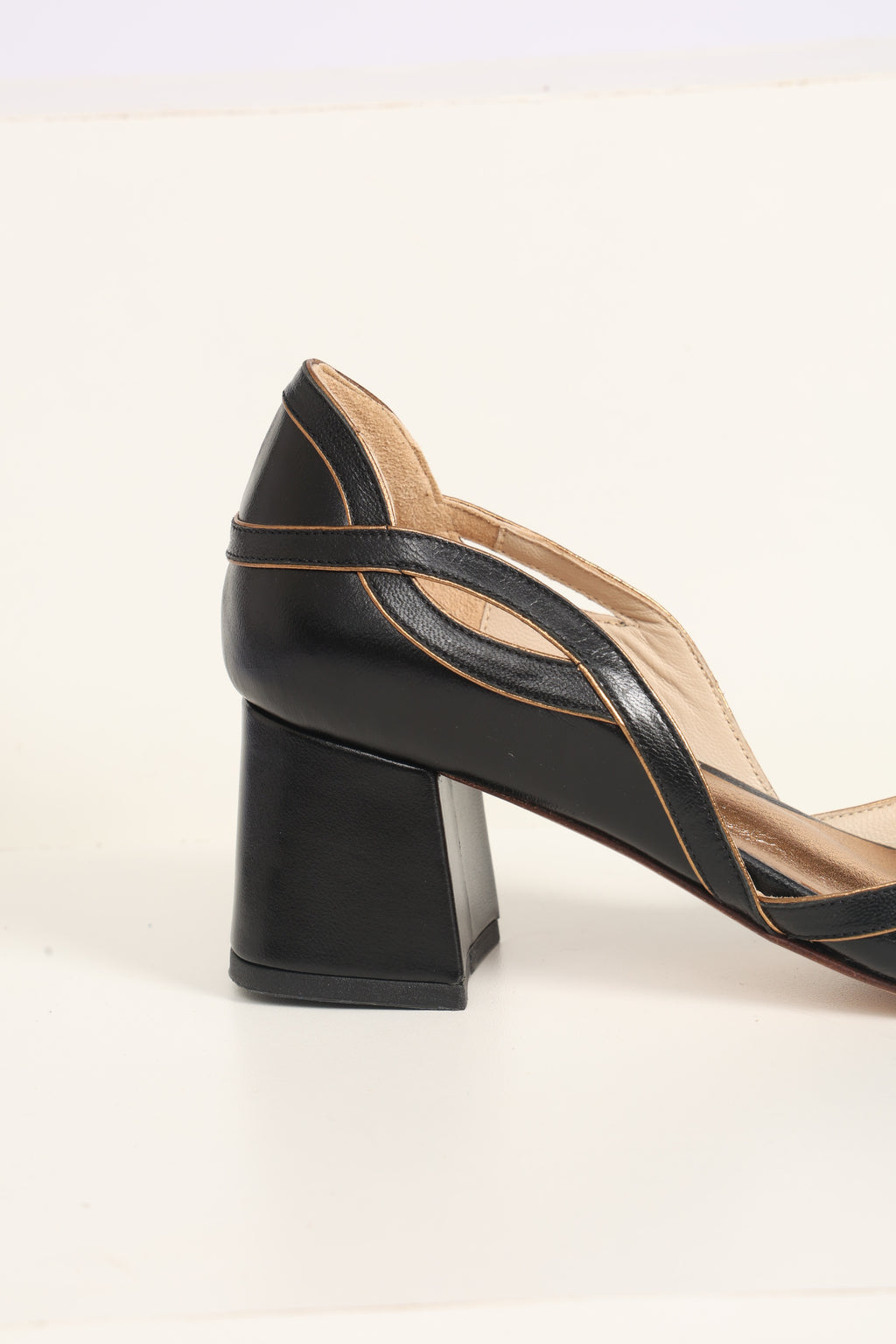 Peep Toe Wal Preto c/ Ouro Velho