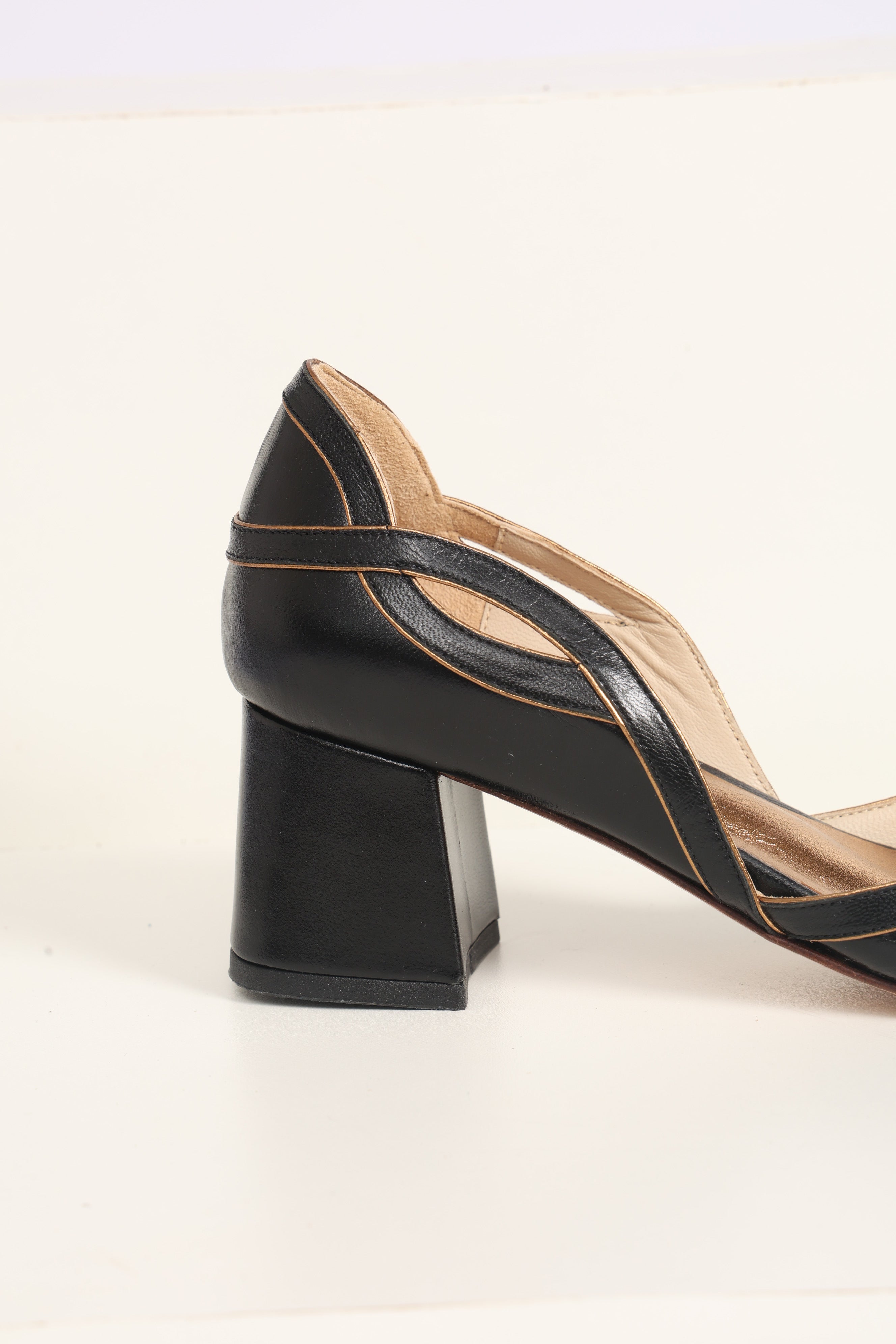Peep Toe Wal Preto c/ Ouro Velho