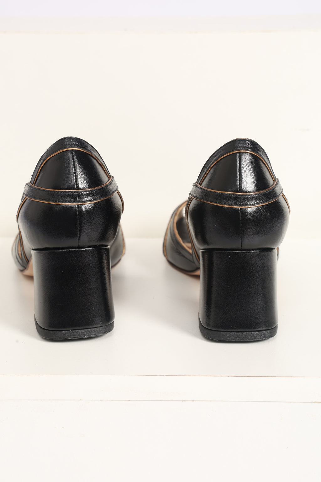 Peep Toe Wal Preto c/ Ouro Velho