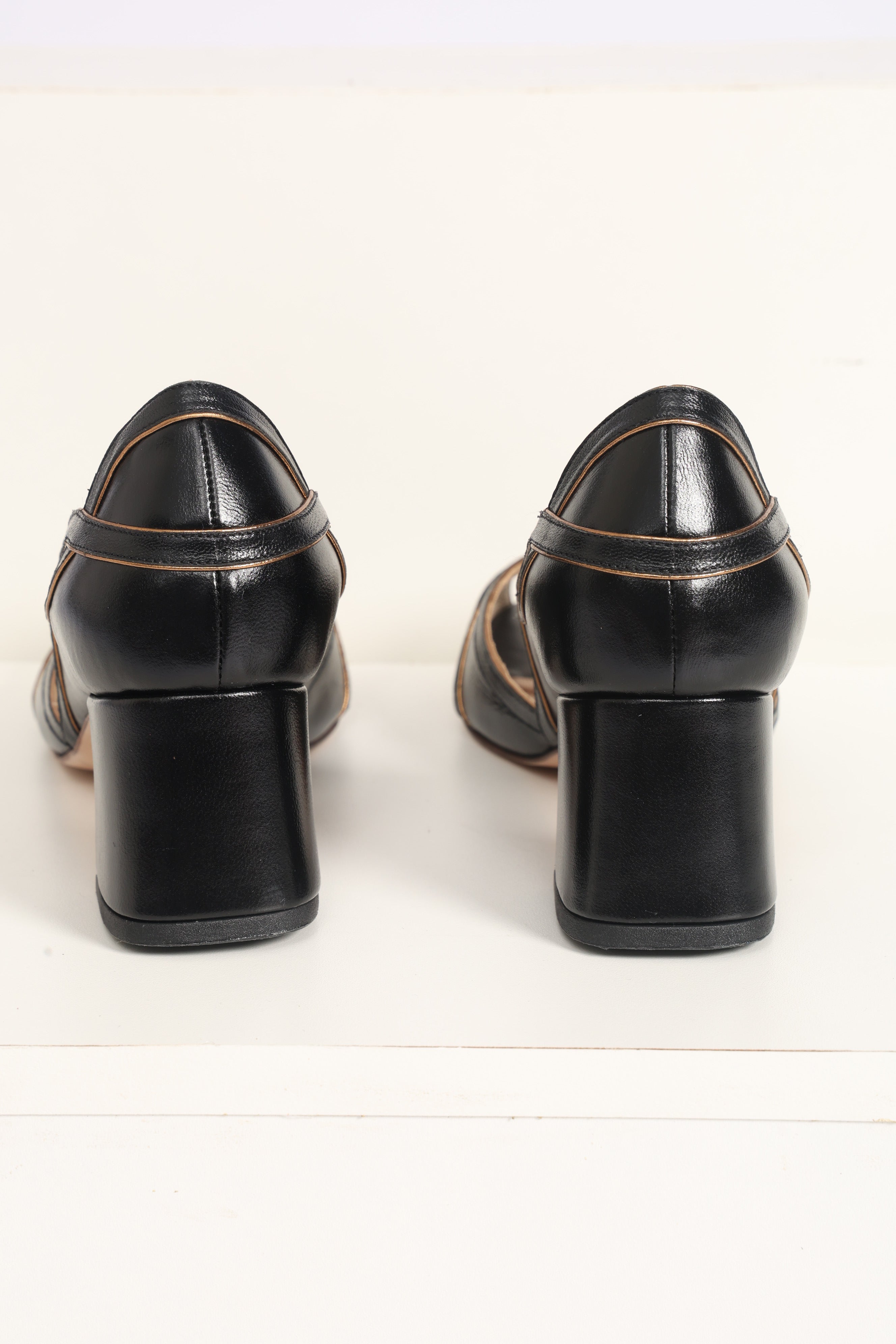 Peep Toe Wal Preto c/ Ouro Velho