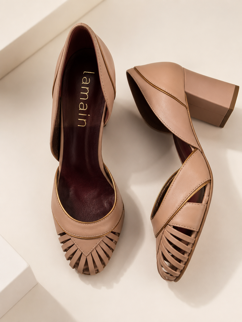 Sapato Lírio em Couro Legítimo Nude Rose - Detalhes em Ouro Velho