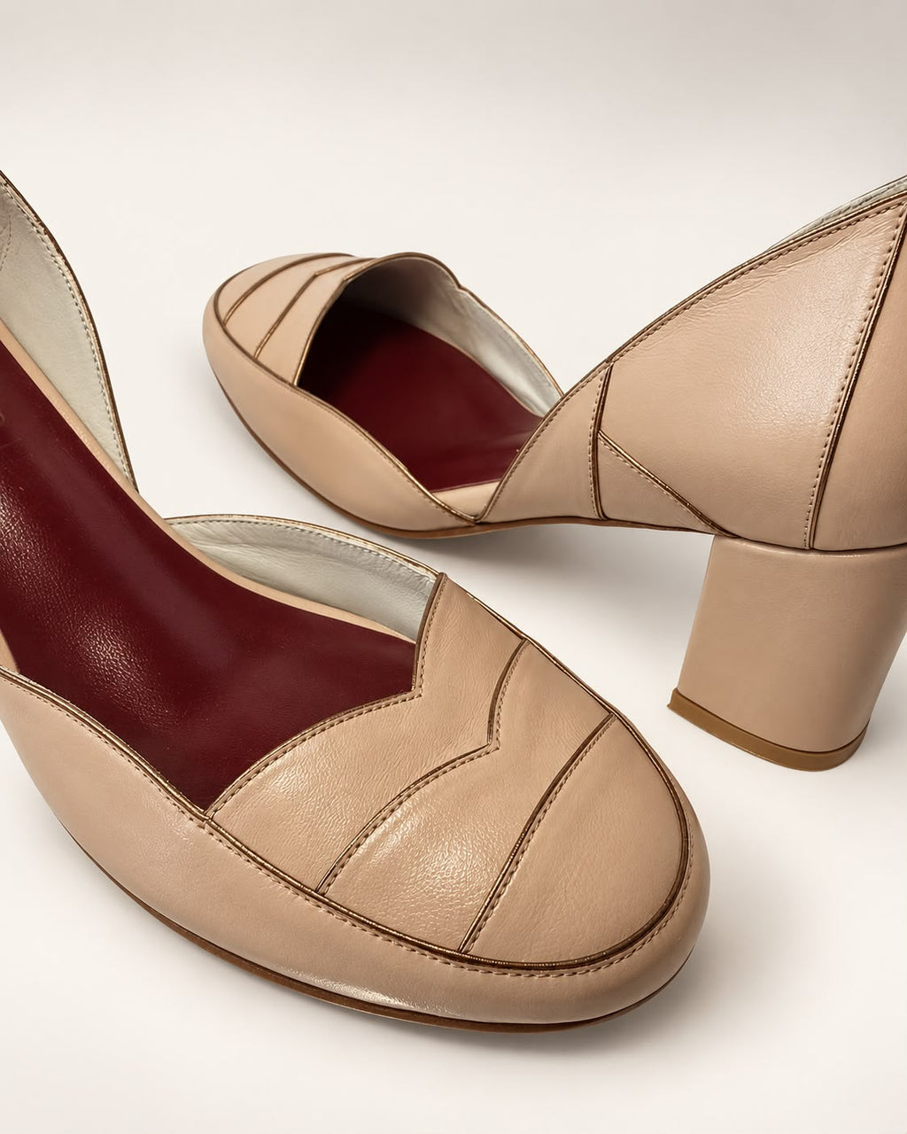 Sapato Boneca Hilda em Nude Pessego - Detalhes em Ouro Velho
