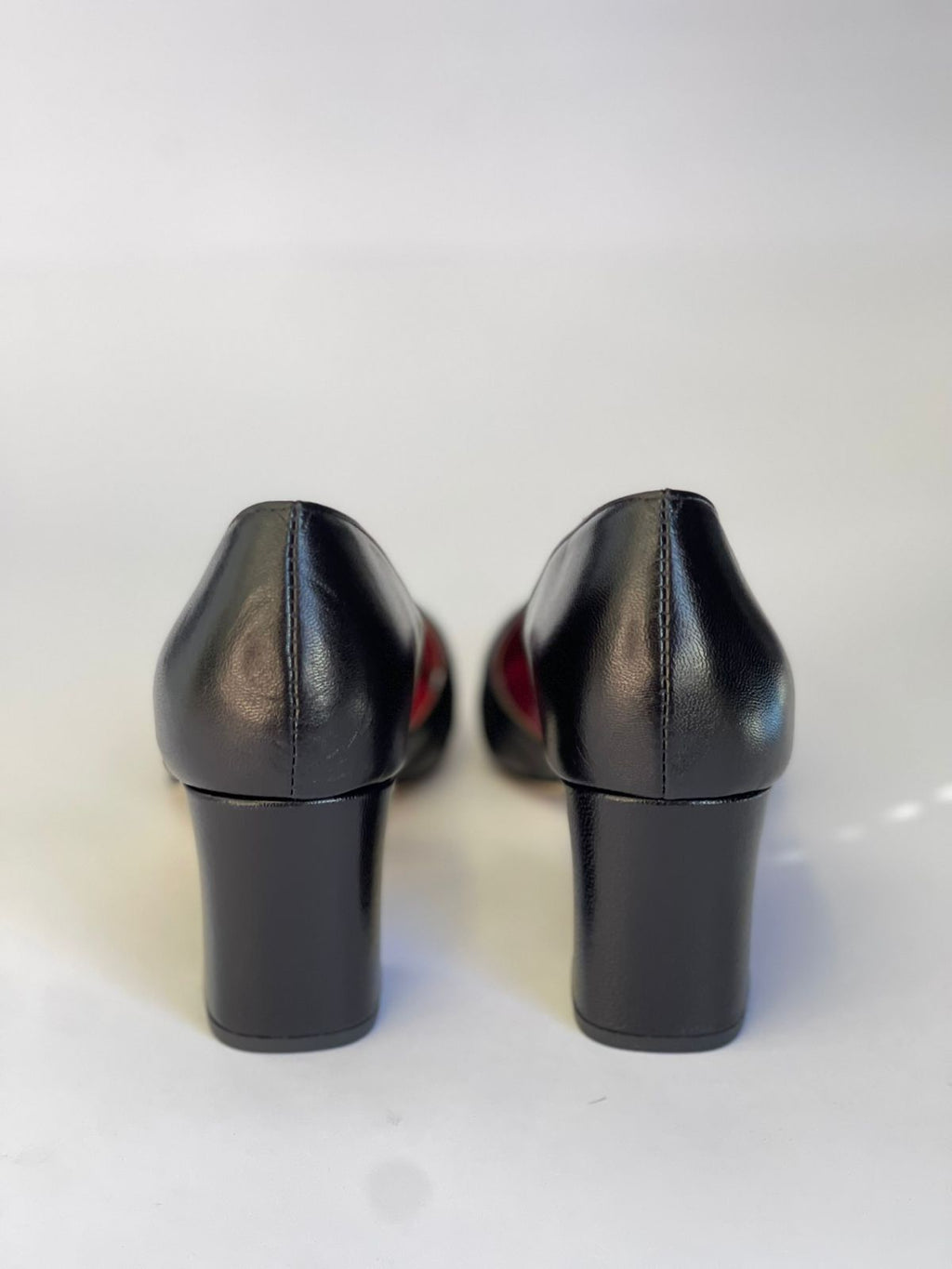 Sapato Liz em couro Legítimo Preto - Detalhe em Gota