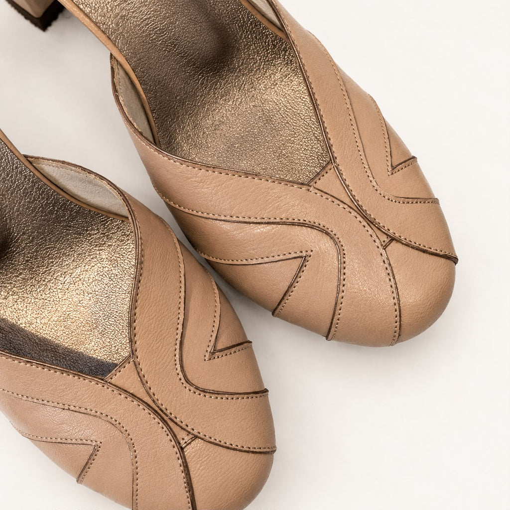 Scarpin Gaia — Couro nude com Detalhes em Ouro Velho