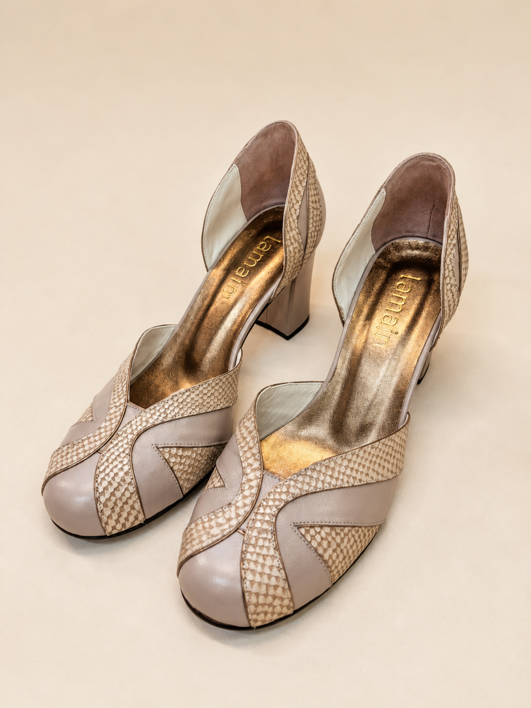 Scarpin Gaia — Couro Nude com Detalhes Texturizados Salto bloco