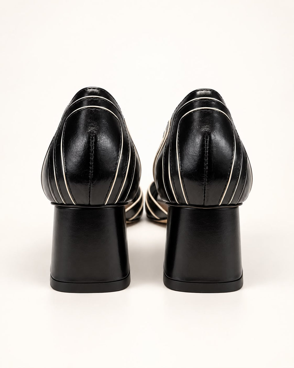 Peep Toe Paula em Couro Legítimo Preto - Detalhes em Off White