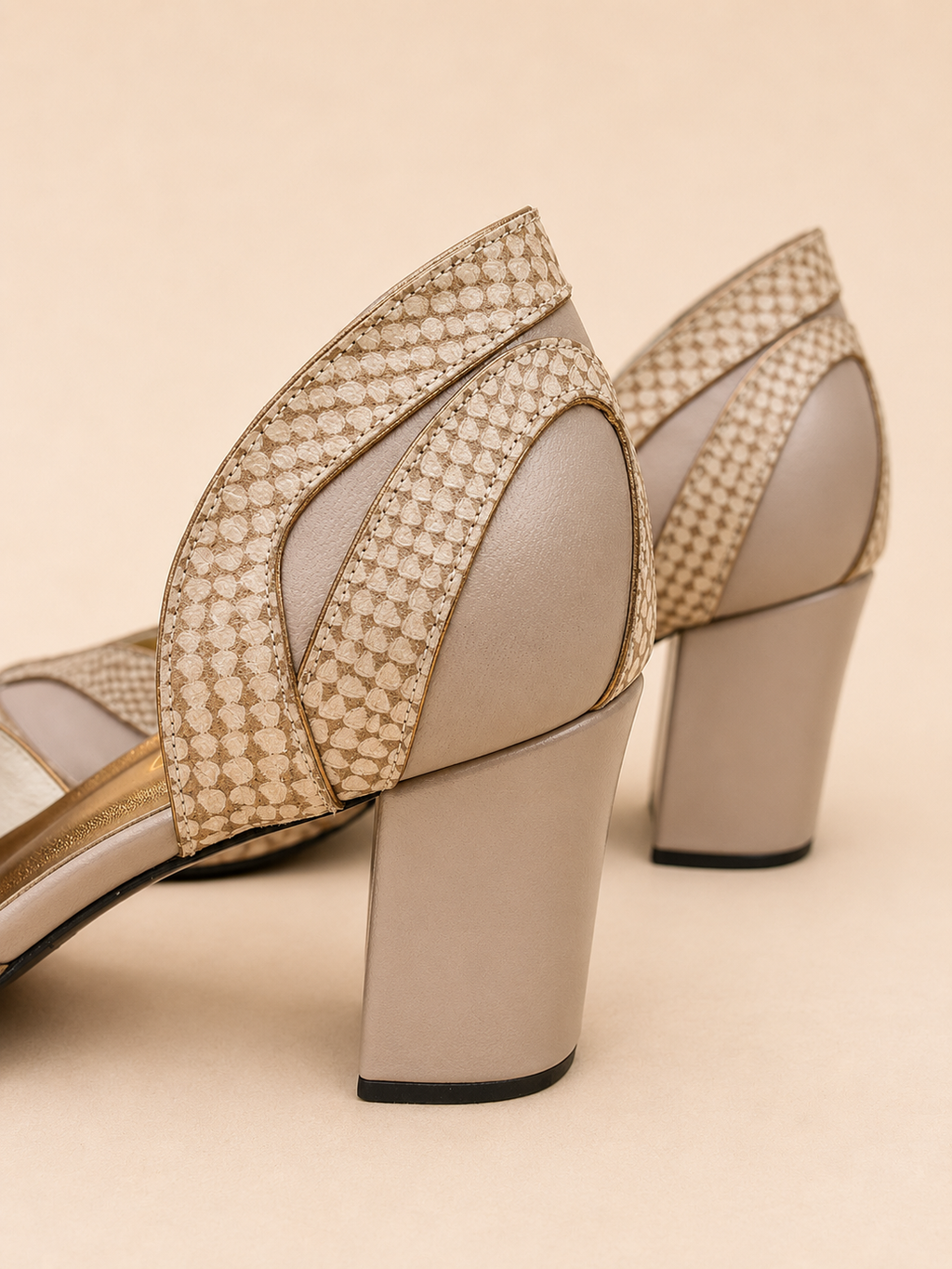 Scarpin Gaia — Couro Nude com Detalhes Texturizados Salto bloco