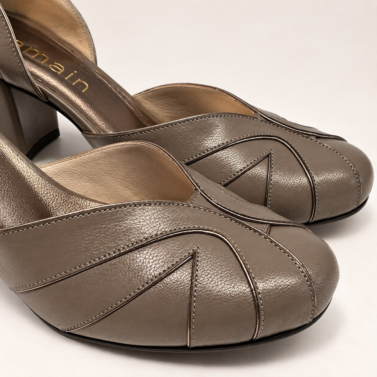 Scarpin Gaia — Couro Fendi com Detalhes em Prata Velho