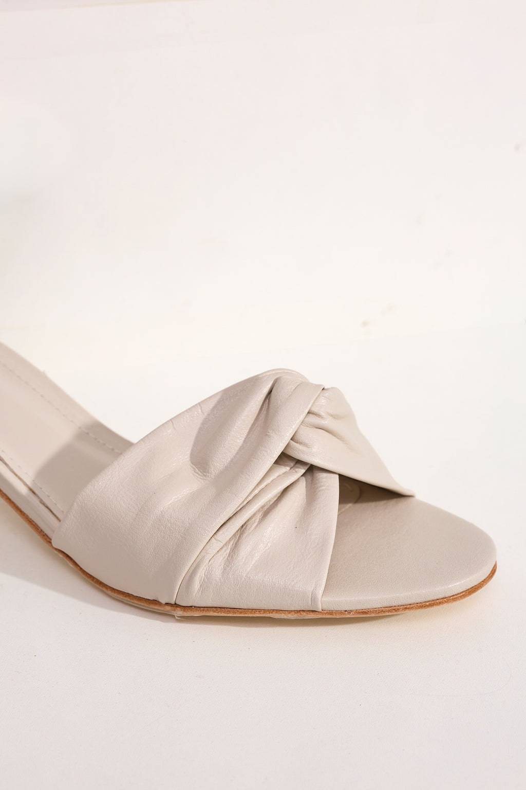 Sandália Eva Off White Salto Acrílico