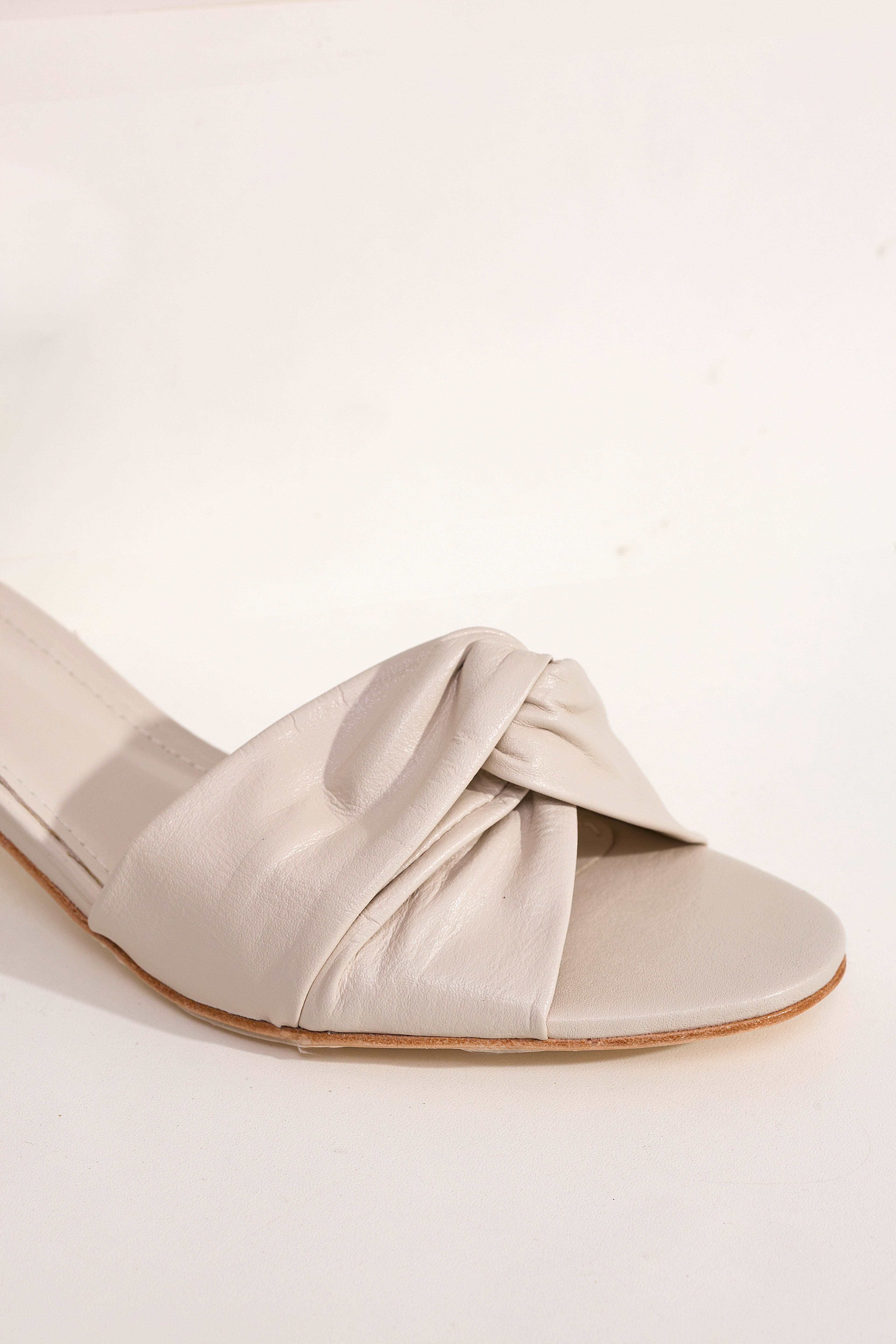 Sandália Eva Off White Salto Acrílico