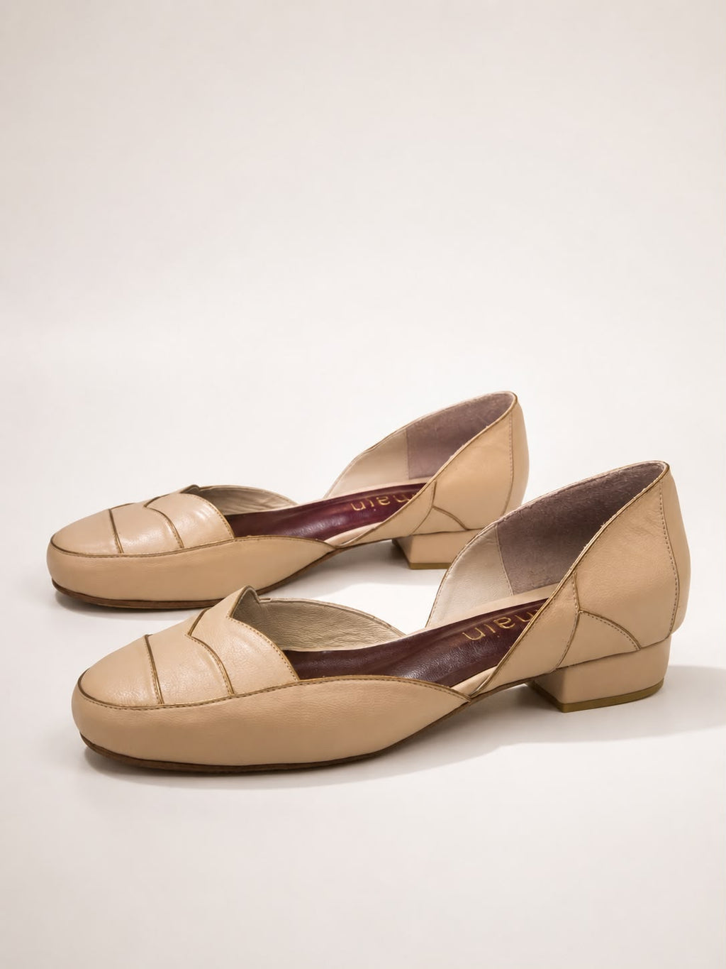 Mocassim Hilda em Nude Pessego - Detalhes em Ouro Velho Salto Baixo