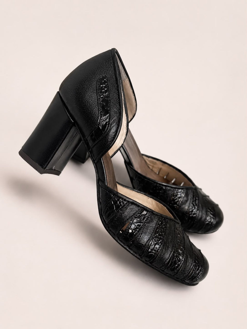 Sapato Jana em Couro Legítimo em Preto - Detalhes em Croco
