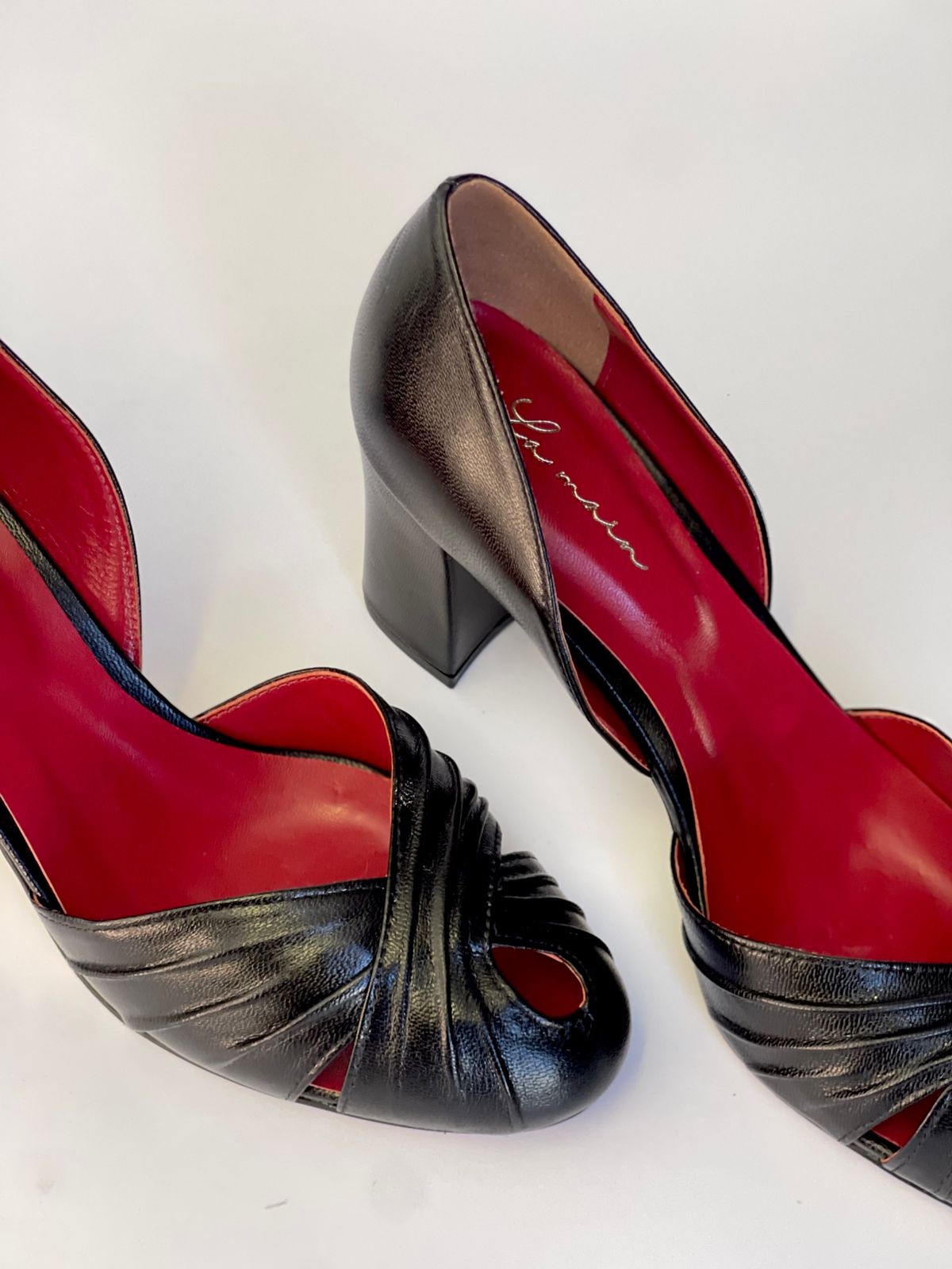 Sapato Liz em couro Legítimo Preto - Detalhe em Gota