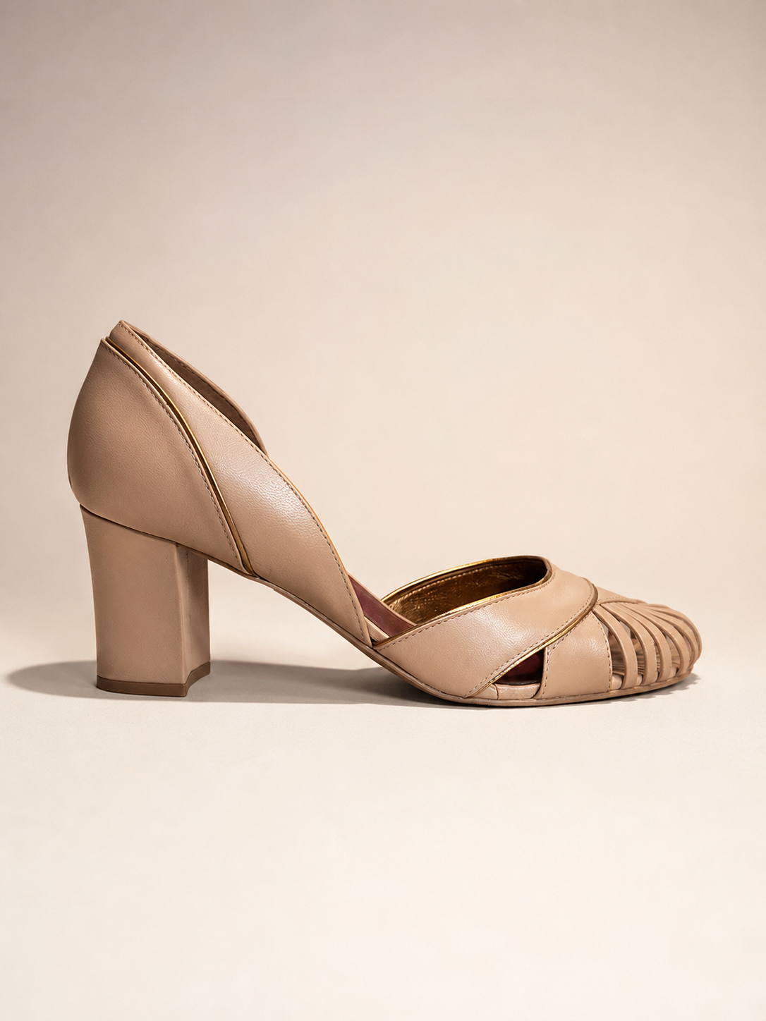Sapato Lírio em Couro Legítimo Nude Rose - Detalhes em Ouro Velho