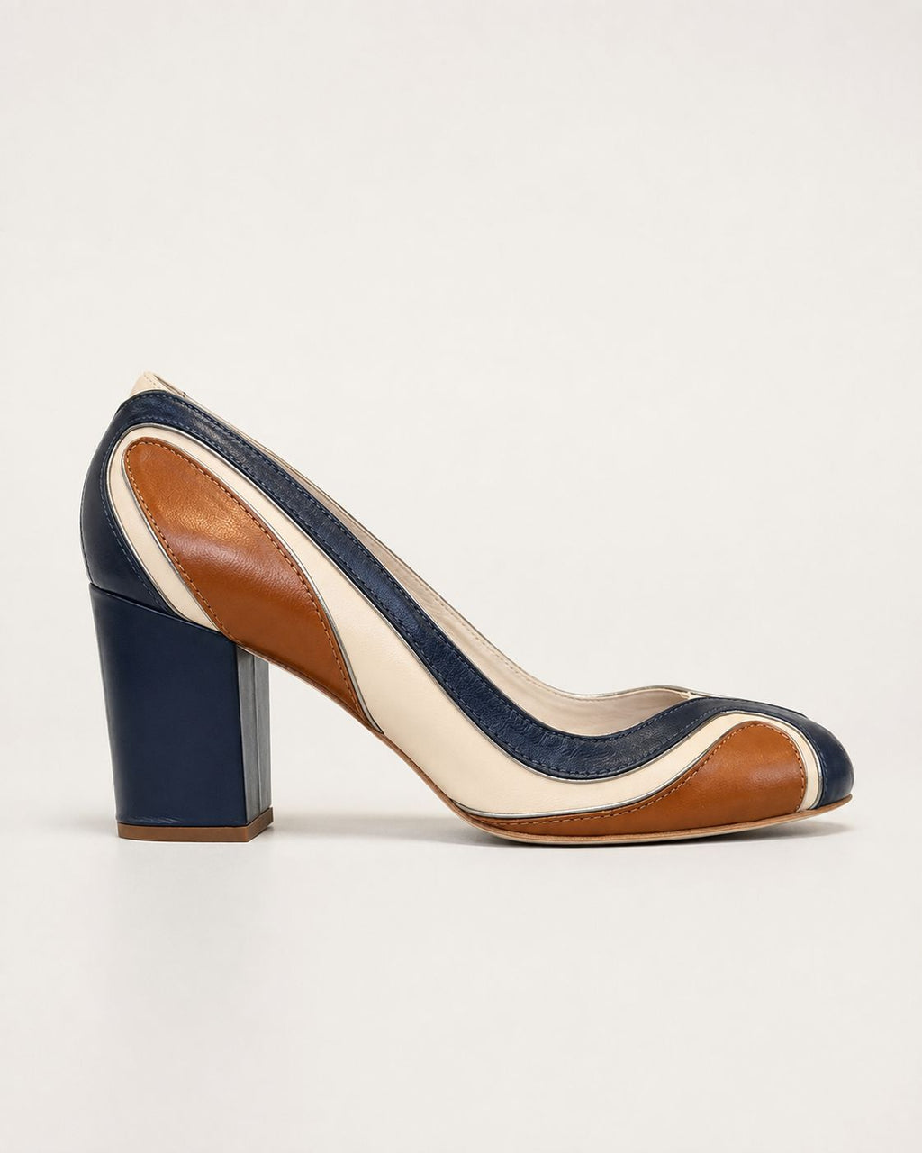 Scarpin Ticiane em Couro Legítimo Marinho - Detalhes em Caramelo e Off White
