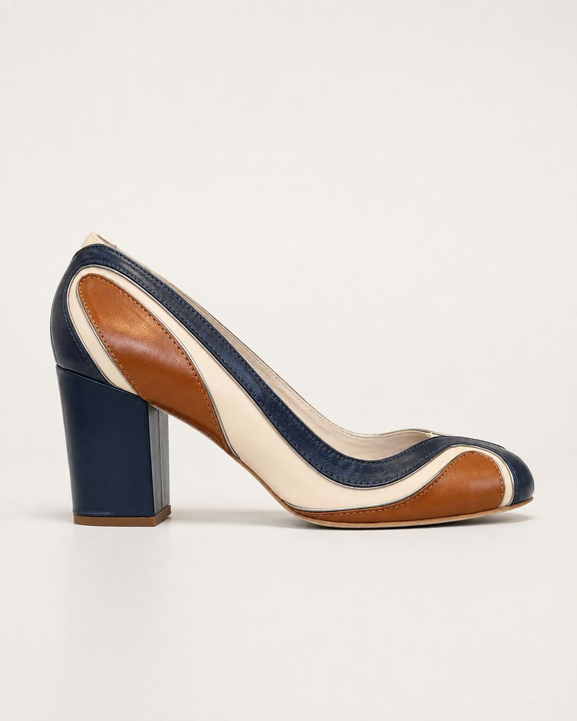 Scarpin Ticiane em Couro Legítimo Marinho - Detalhes em Caramelo e Off White
