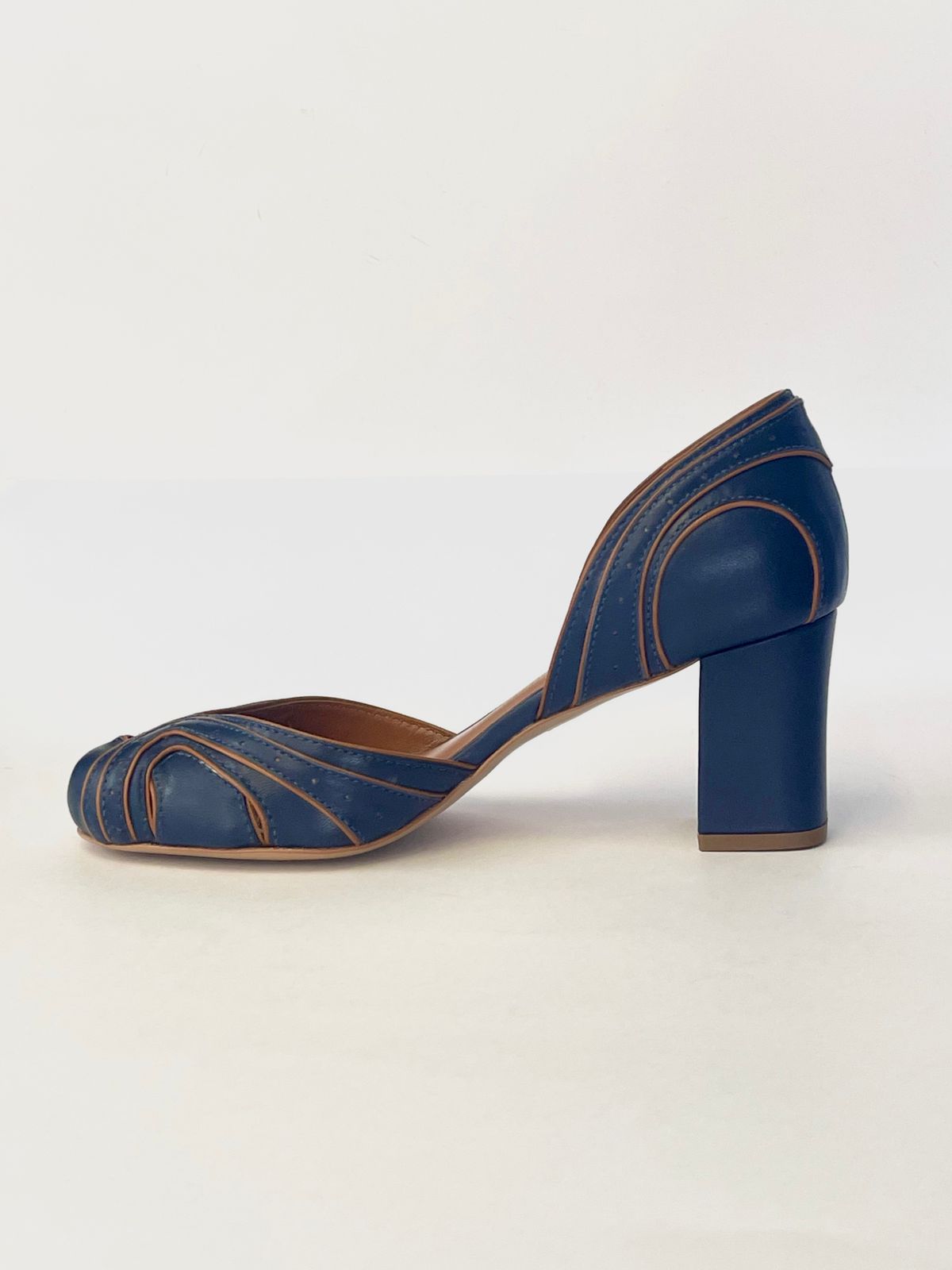 Sapato Violeta Marinho e Caramelo