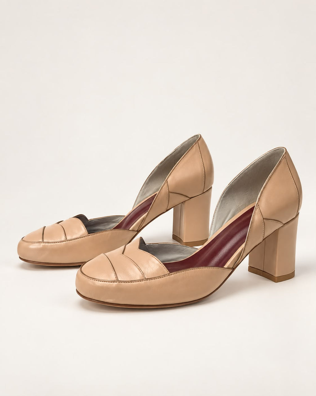 Sapato Boneca Hilda em Nude Pessego - Detalhes em Ouro Velho