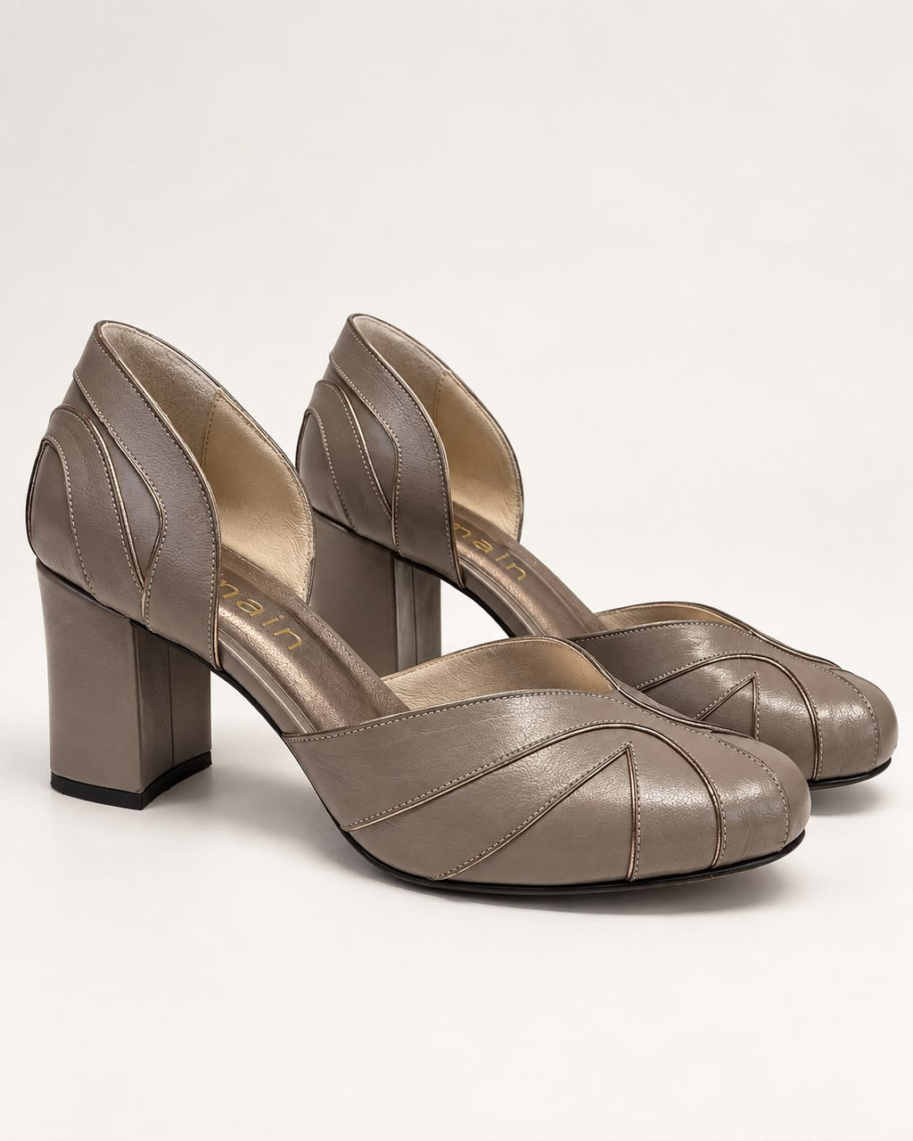 Scarpin Gaia — Couro Fendi com Detalhes em Prata Velho