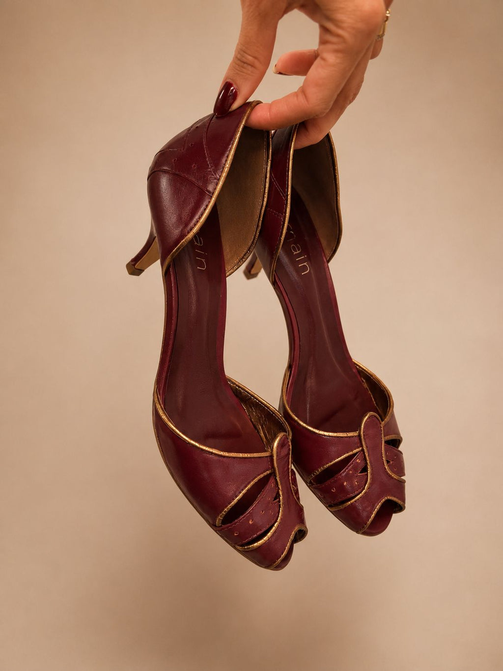 Peep Toe Irina em Couro Legítimo Vinho - Detalhes em Ouro Velho Salto Fino