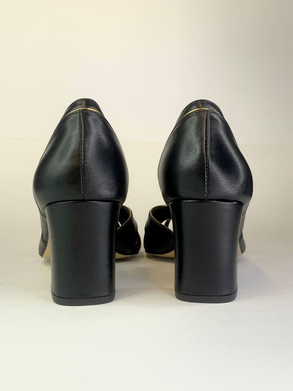 Sapato Lírio Preto em Couro Legítimo - Detalhes em Prata Velho