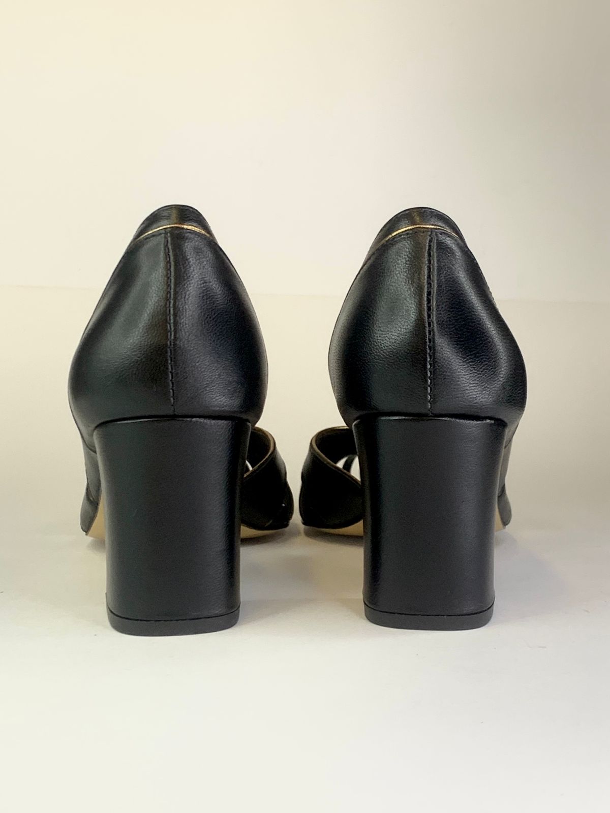 Sapato Lírio Preto em Couro Legítimo - Detalhes em Prata Velho
