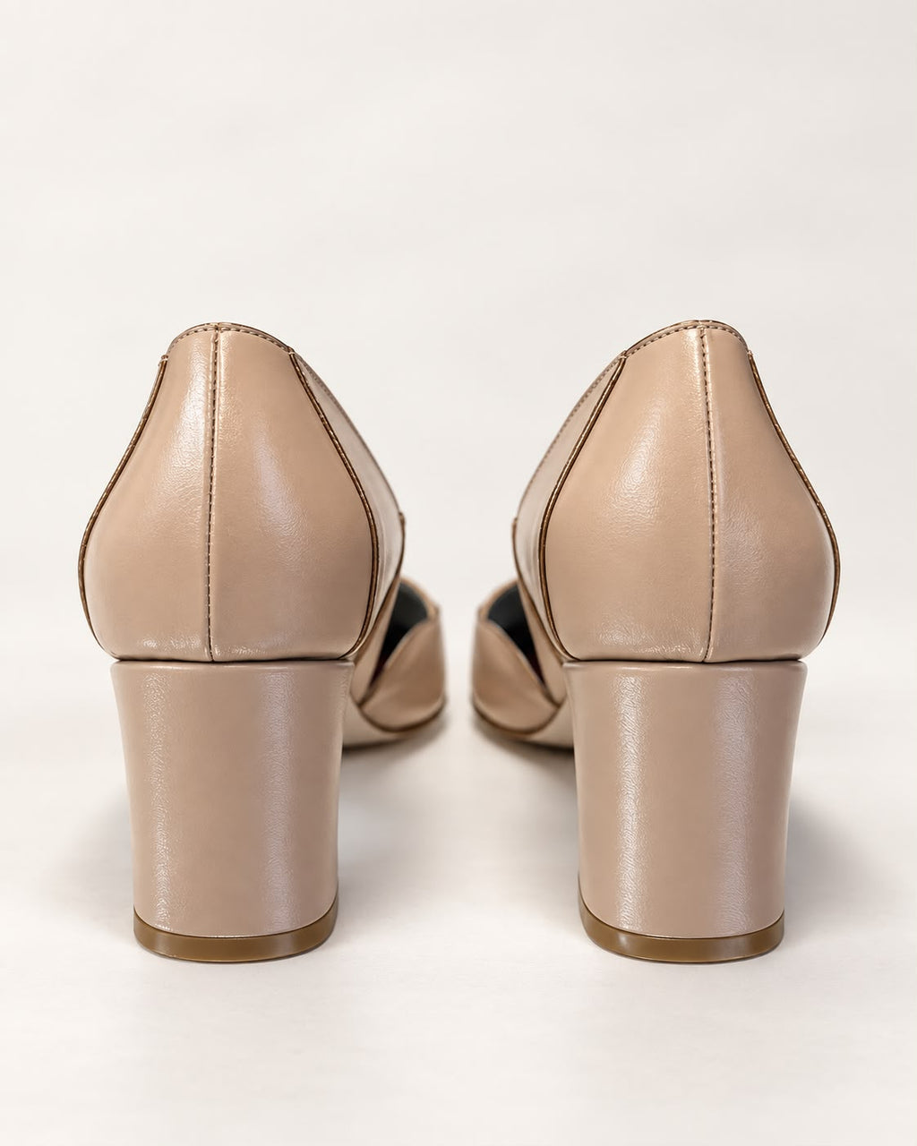 Sapato Boneca Hilda em Nude Pessego - Detalhes em Ouro Velho