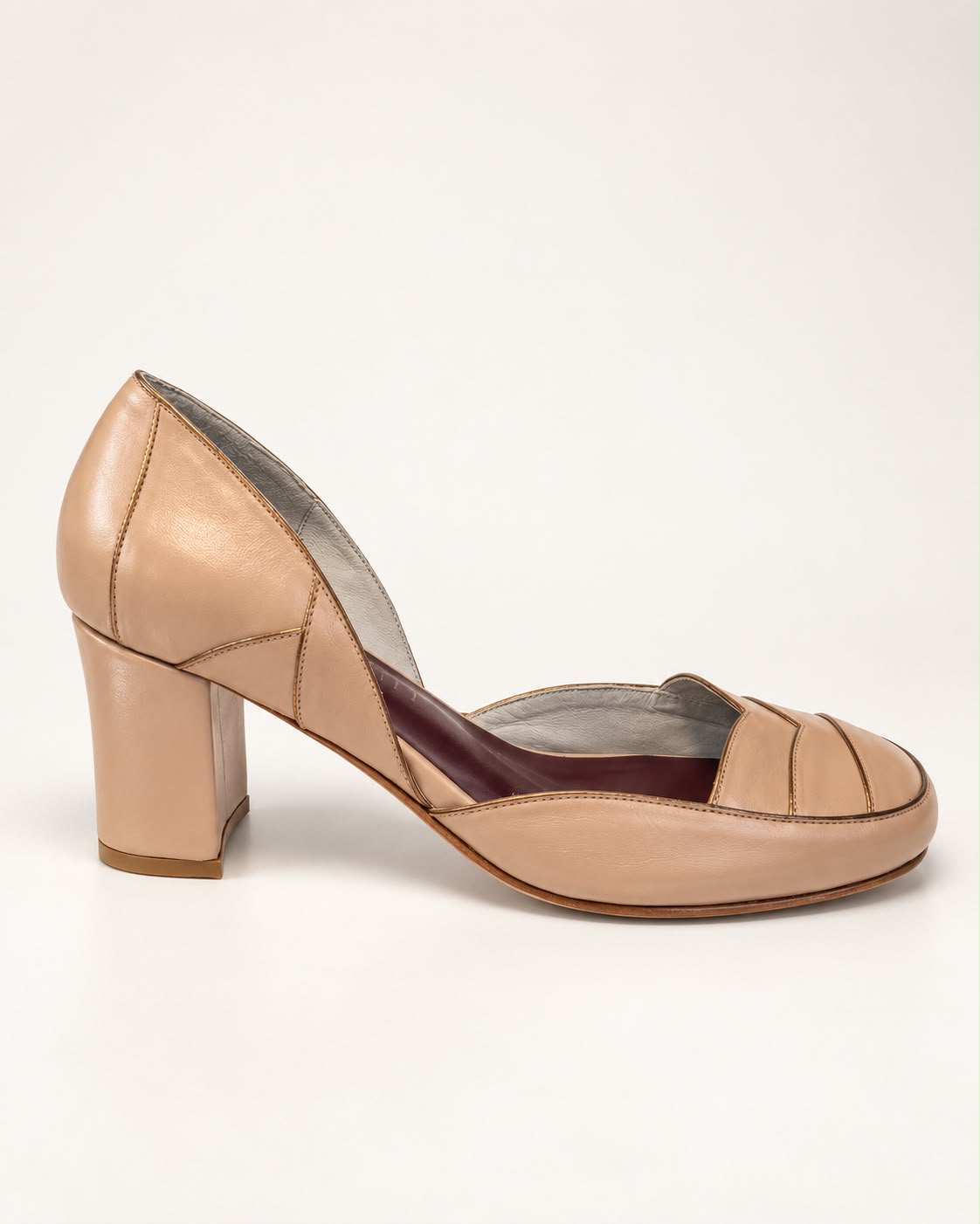 Sapato Boneca Hilda em Nude Pessego - Detalhes em Ouro Velho