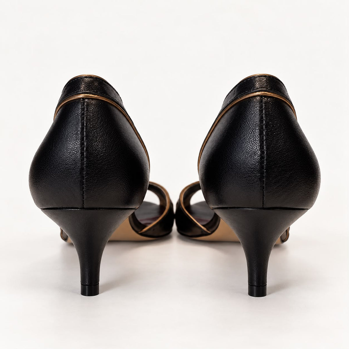 Peep Toe Cecília em Couro Legítimo Preto - Detalhes em Ouro Velho