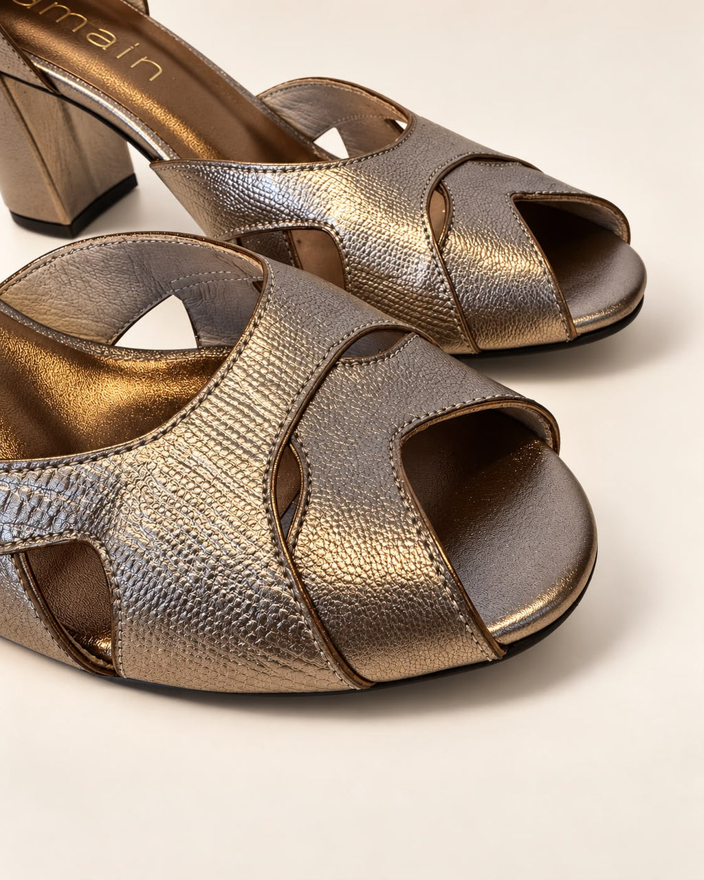 Peep Toe Simone em Couro Legítimo Prata Velho - Detalhes em Piton