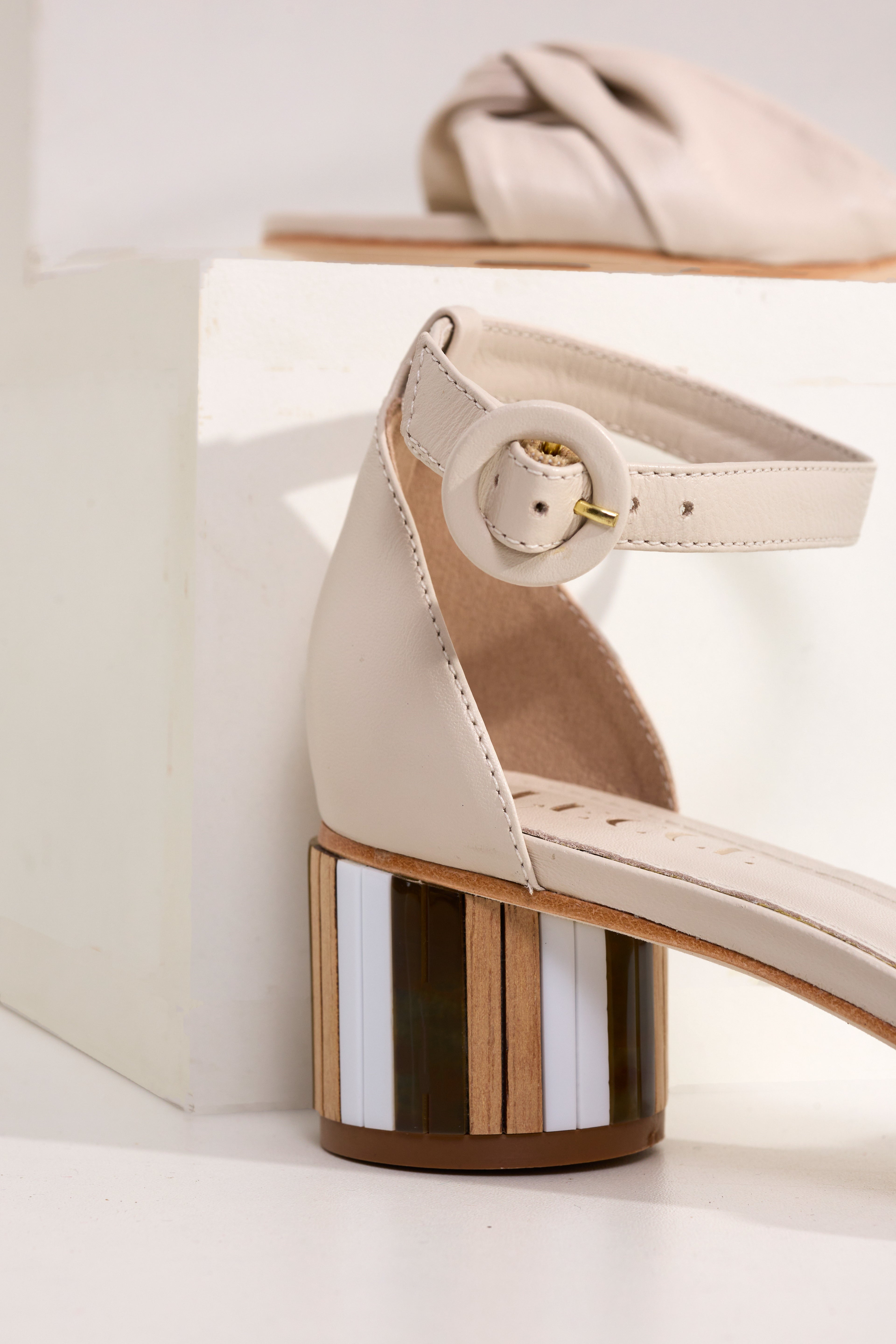 Sandália Eva Off White Salto Acrílico