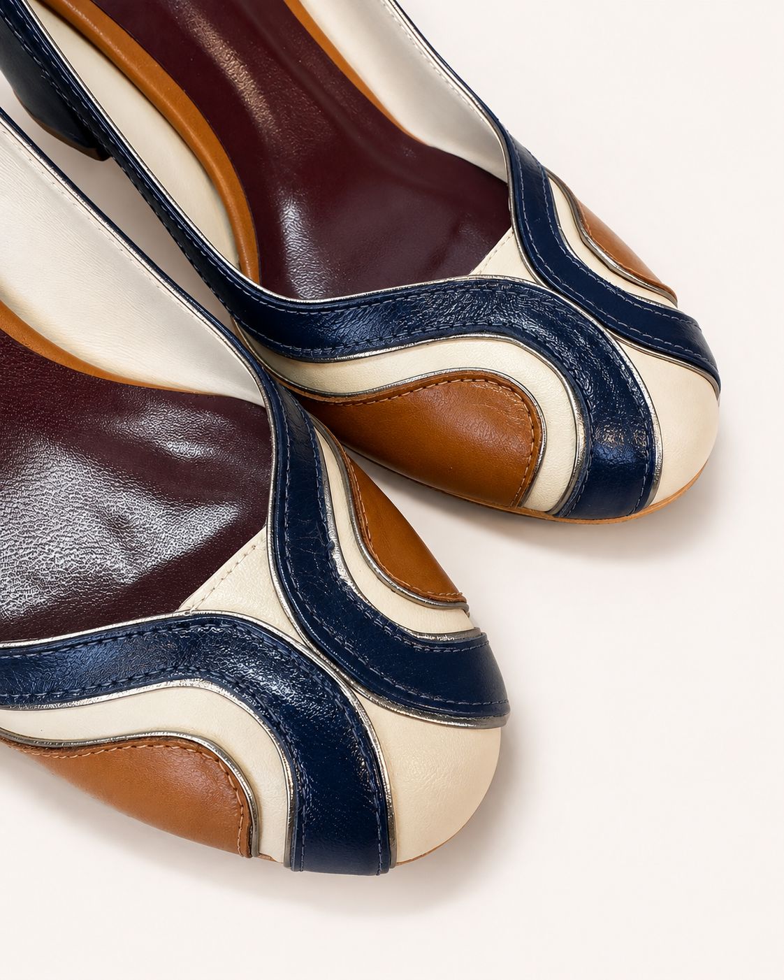 Scarpin Ticiane em Couro Legítimo Marinho - Detalhes em Caramelo e Off White