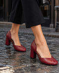 Scarpin Gaia — Couro Vinho com Detalhes em Ouro Velho