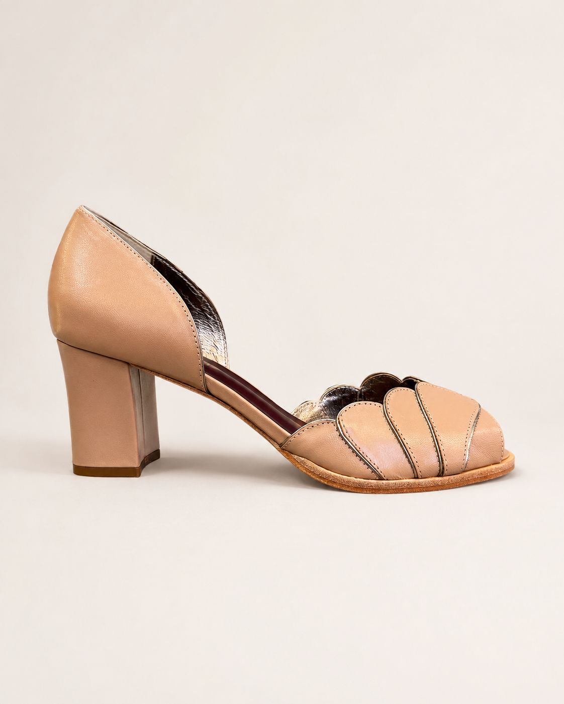 Peep Toe Layla em Couro Legítimo Nude Rose - Detalhes em Prata Velho
