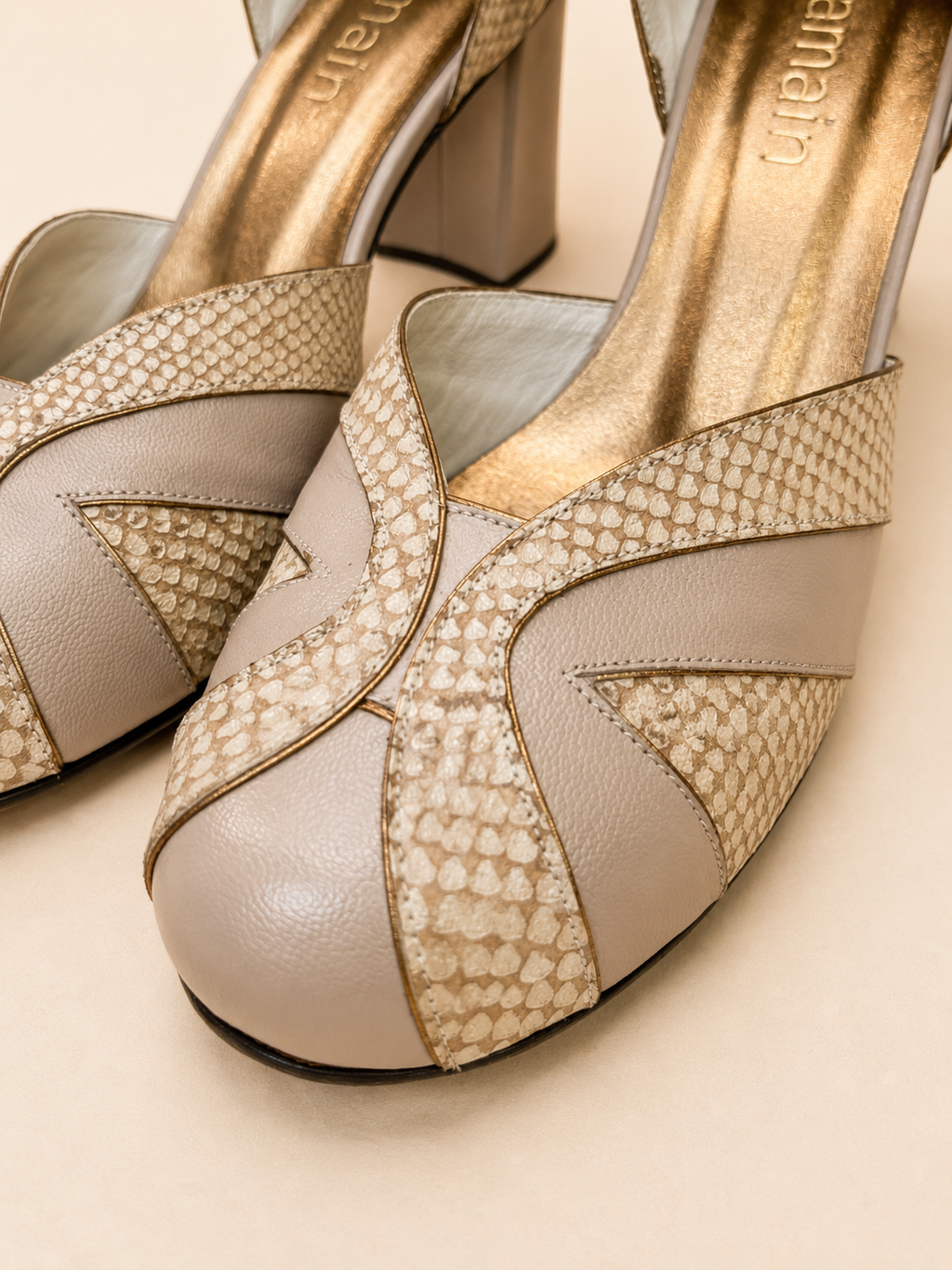 Scarpin Gaia — Couro Nude com Detalhes Texturizados Salto bloco