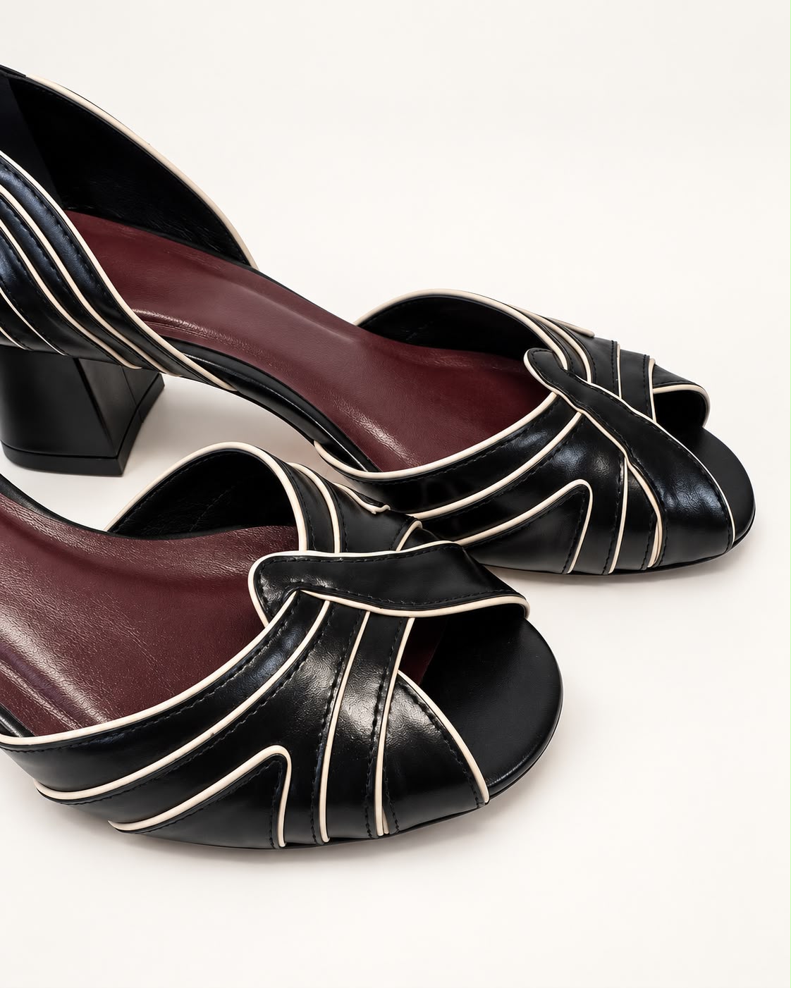 Peep Toe Paula em Couro Legítimo Preto - Detalhes em Off White