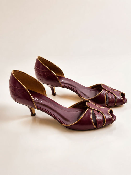 Peep Toe Irina em Couro Legítimo Vinho - Detalhes em Ouro Velho Salto Fino