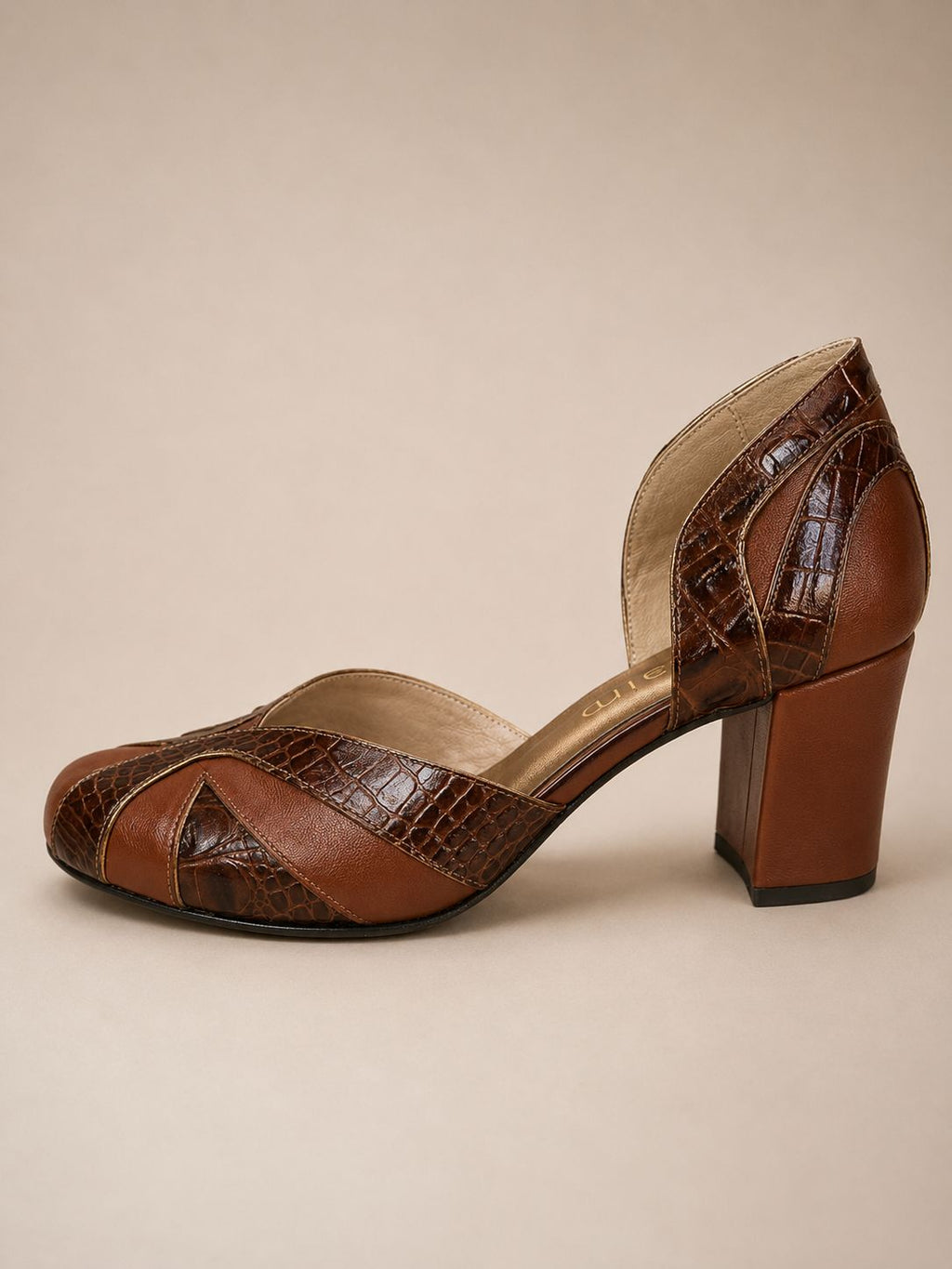 Scarpin Gaia — Couro Caramelo com Detalhes Texturizados