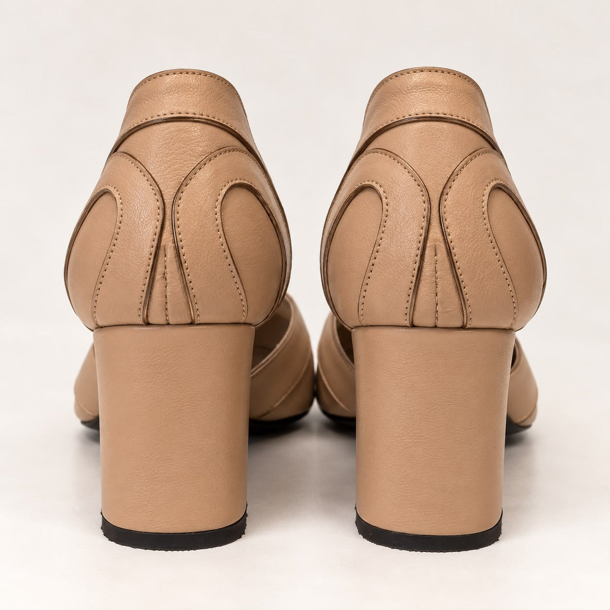 Scarpin Gaia — Couro nude com Detalhes em Ouro Velho