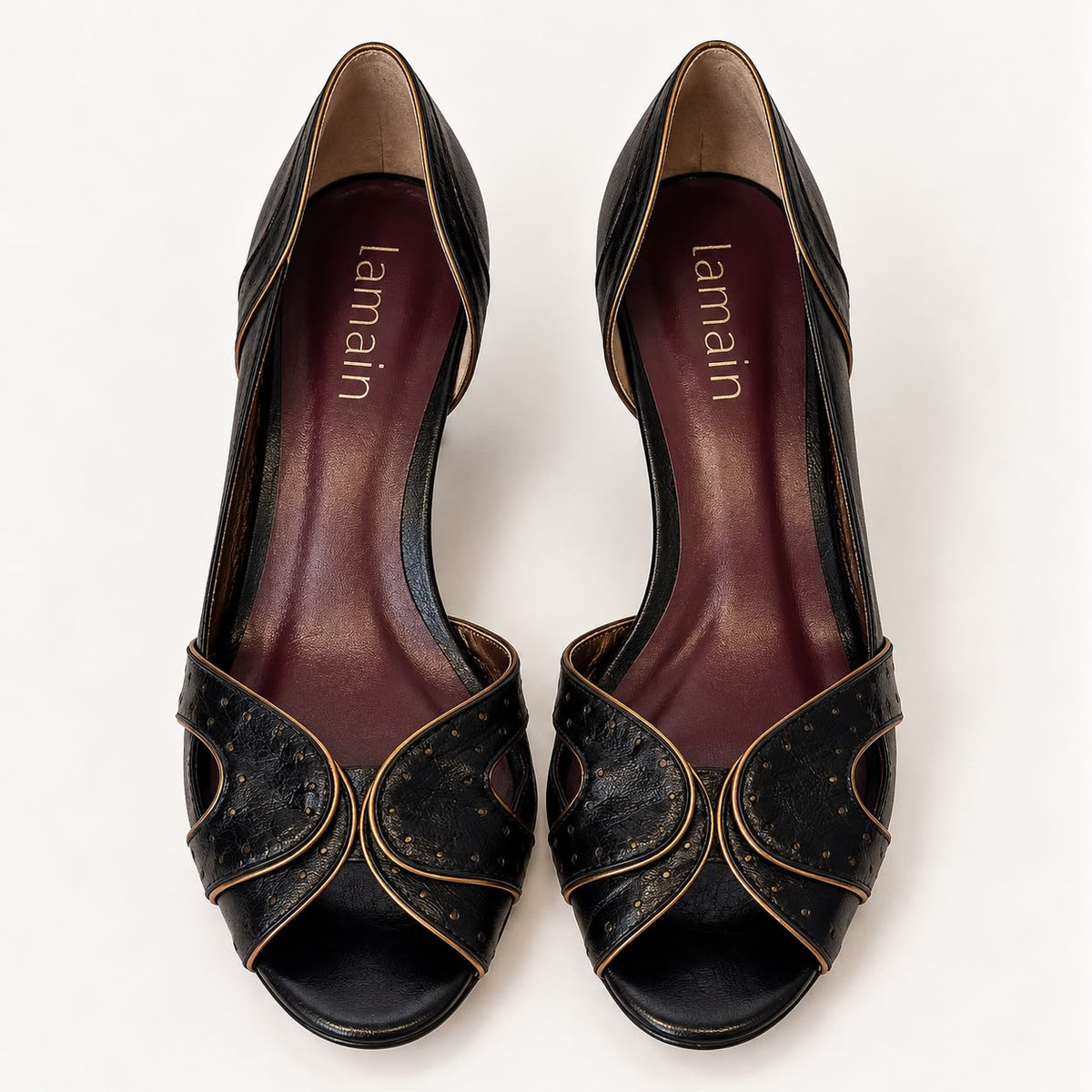 Peep Toe Cecília em Couro Legítimo Preto - Detalhes em Ouro Velho